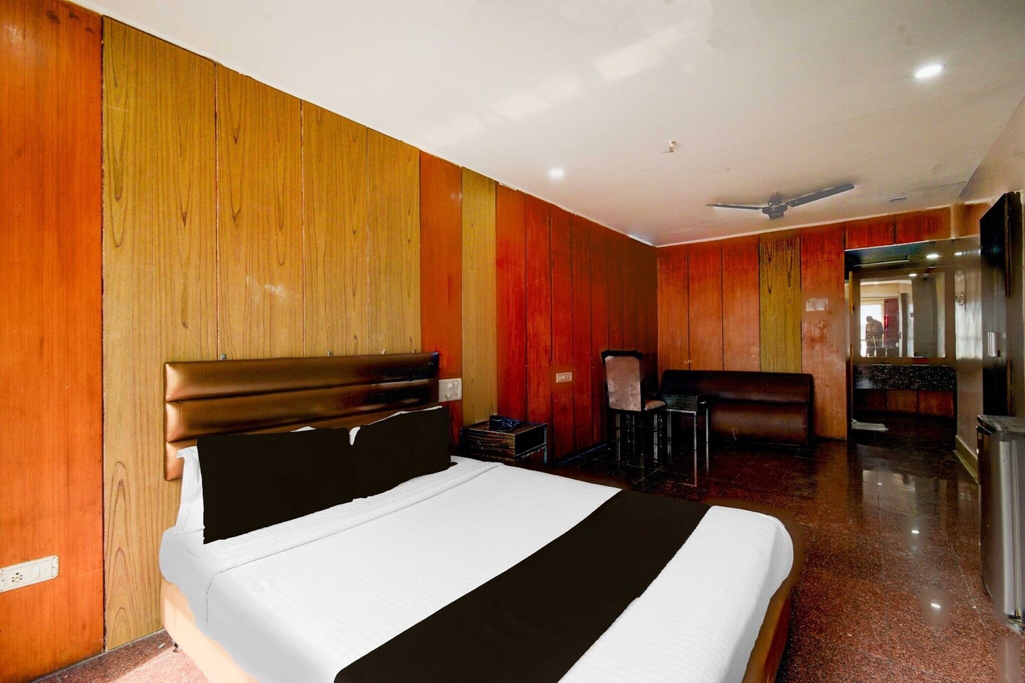 Ground floor: (bedroom(double bed, TV, seating area, air conditioning, telephone), bathroom(bathtub or shower, shower, washbasin, toilet, Towels incl., shampoo, body soap, hot water), lift)