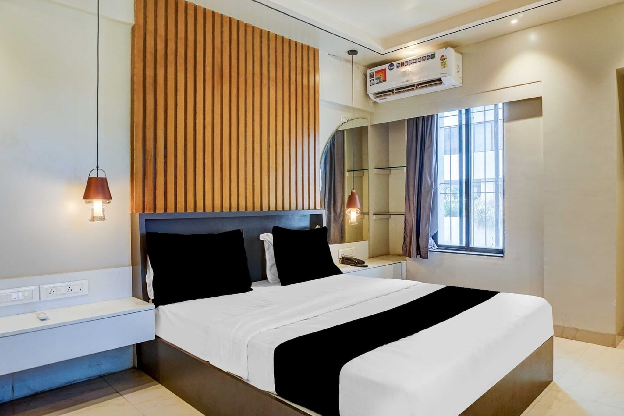 Ground floor: (bedroom(double bed, TV, seating area, air conditioning, telephone), bathroom(bathtub or shower, shower, washbasin, toilet, Towels incl., shampoo, body soap, hot water), lift)