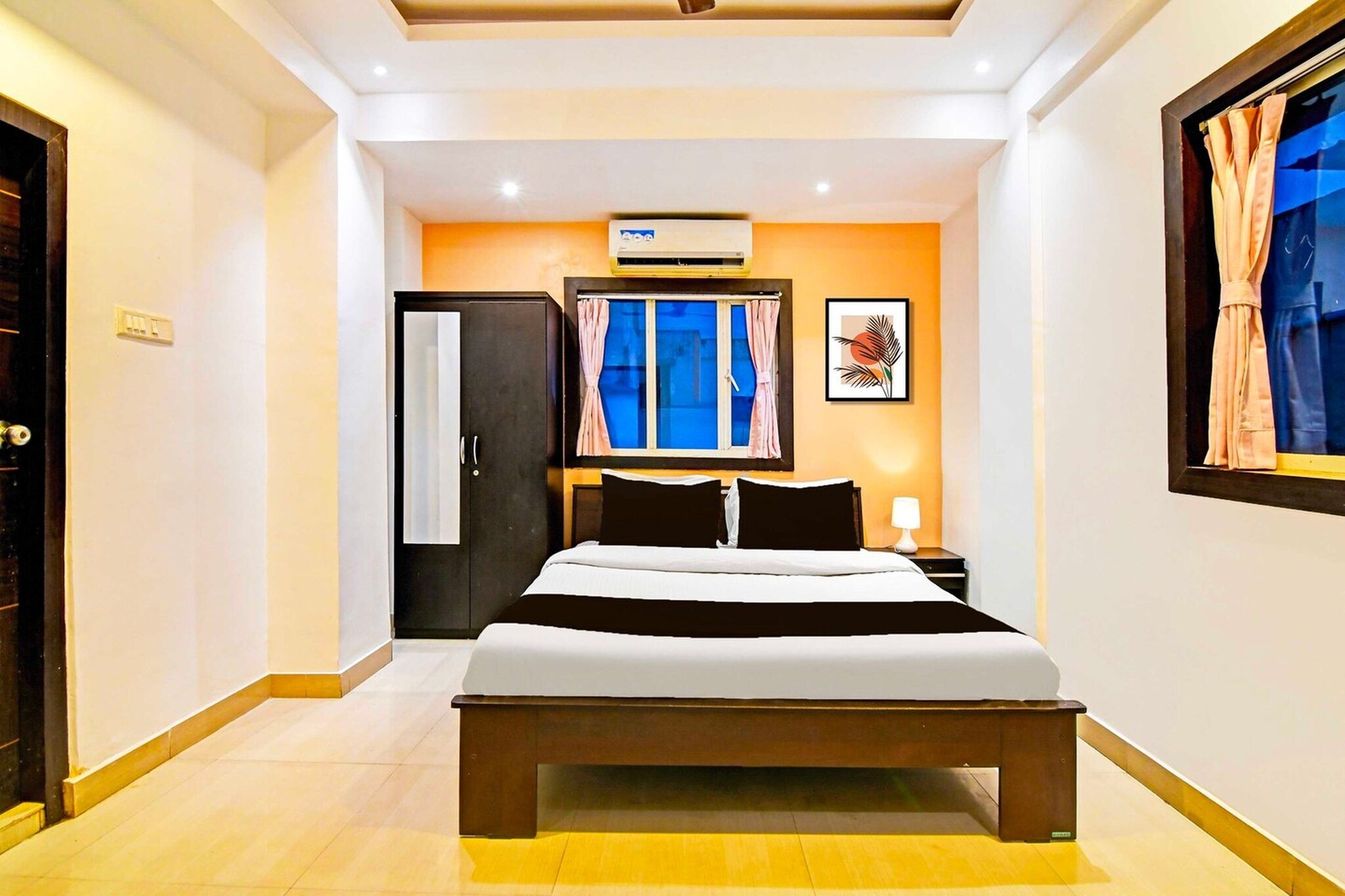 Ground floor: (bedroom(double bed, TV, seating area, air conditioning, Towels incl., telephone), bathroom(bathtub or shower, shower, washbasin, toilet, shampoo, body soap, hot water))