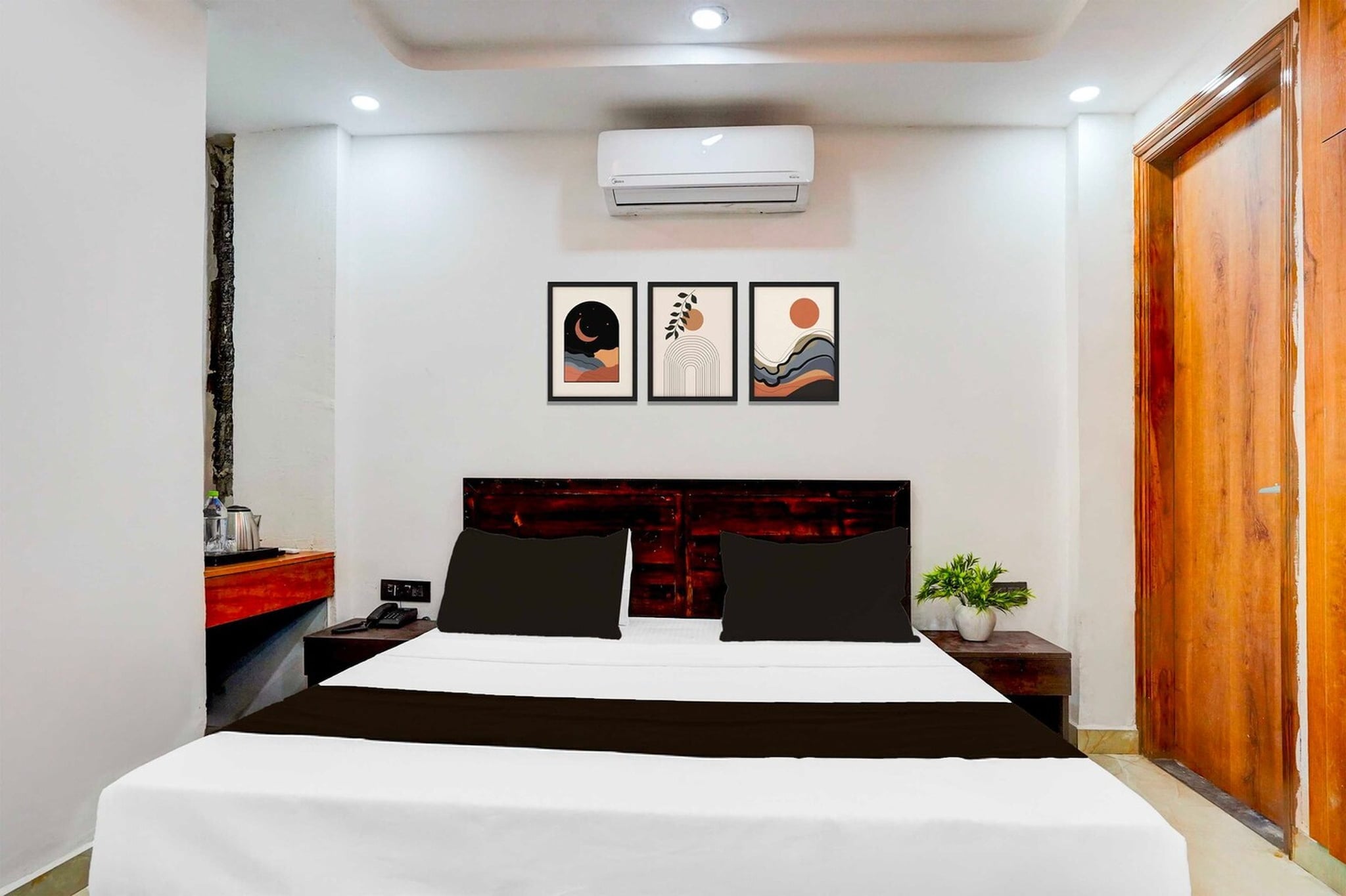 Ground floor: (bedroom(double bed, TV, seating area, air conditioning, Towels incl., telephone), bathroom(bathtub or shower, shower, washbasin, toilet, shampoo, body soap, hot water))