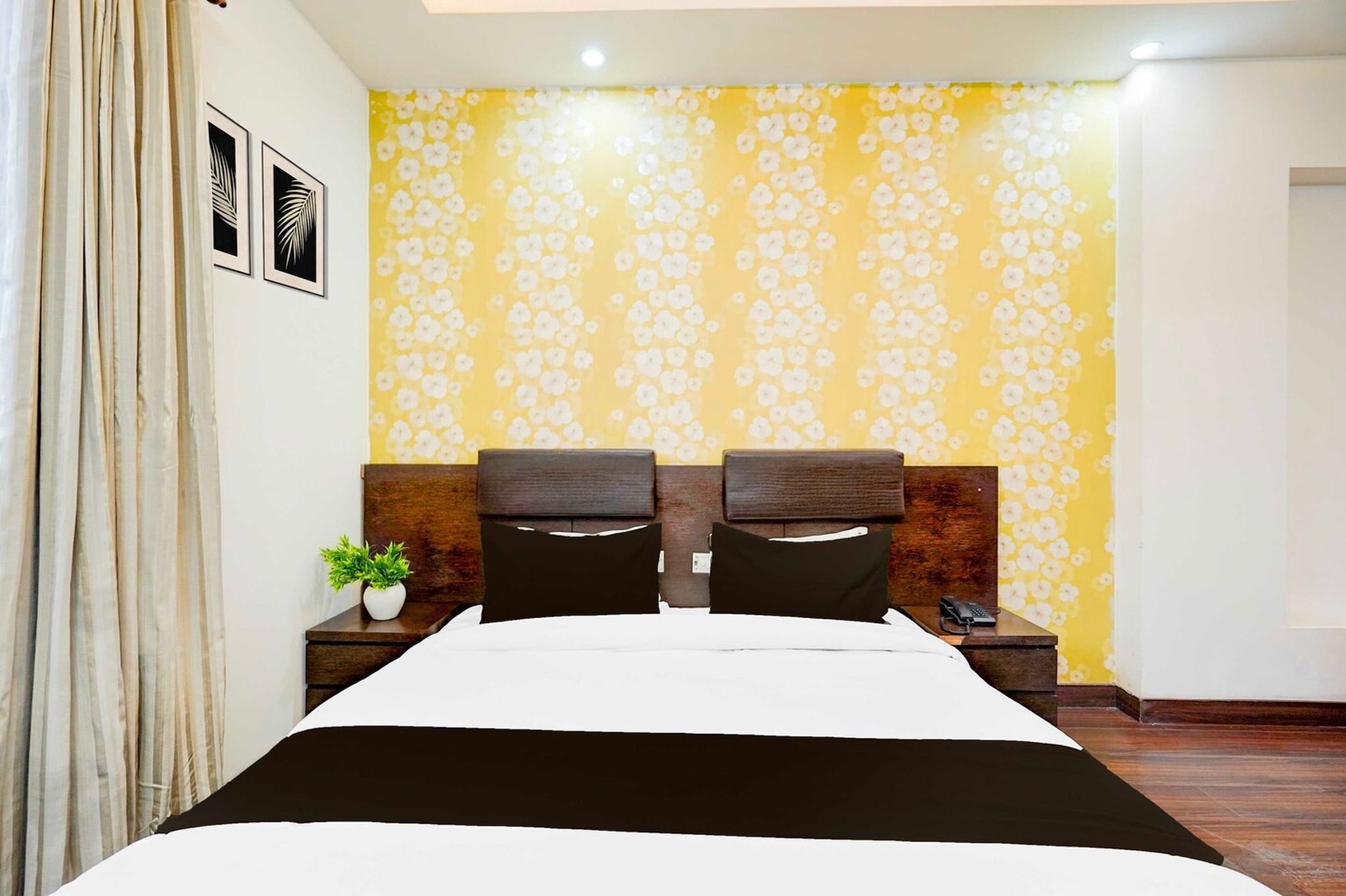 Ground floor: (bedroom(double bed, TV, seating area, air conditioning, Towels incl., telephone), bathroom(bathtub or shower, shower, washbasin, toilet, shampoo, body soap, hot water))