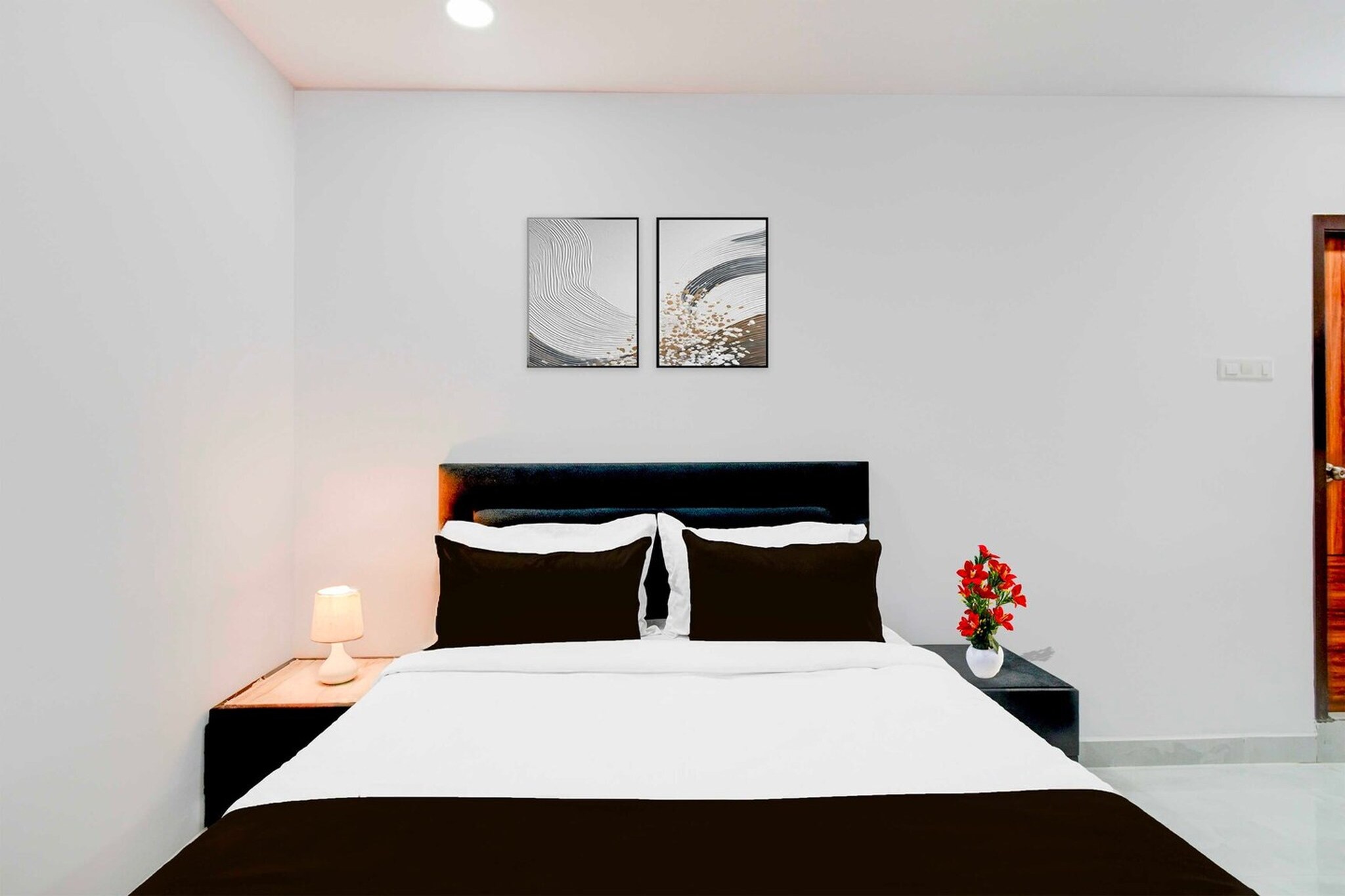 Ground floor: (bedroom(double bed, TV, seating area, air conditioning, Towels incl., telephone), bathroom(bathtub or shower, shower, washbasin, toilet, shampoo, body soap, hot water))