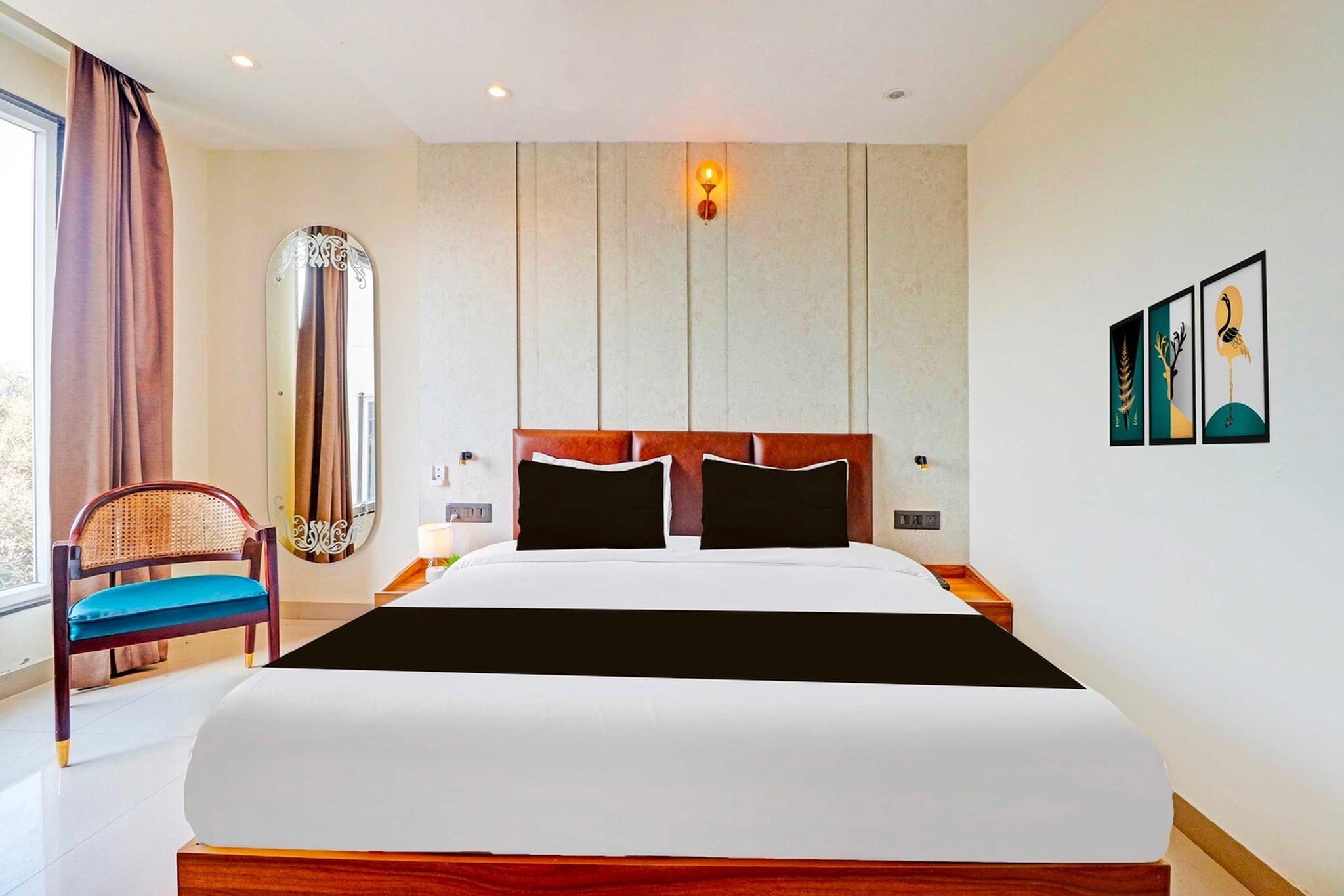 Ground floor: (bedroom(double bed, TV, seating area, air conditioning, Towels incl., telephone), bathroom(bathtub or shower, shower, washbasin, toilet, shampoo, body soap, hot water))