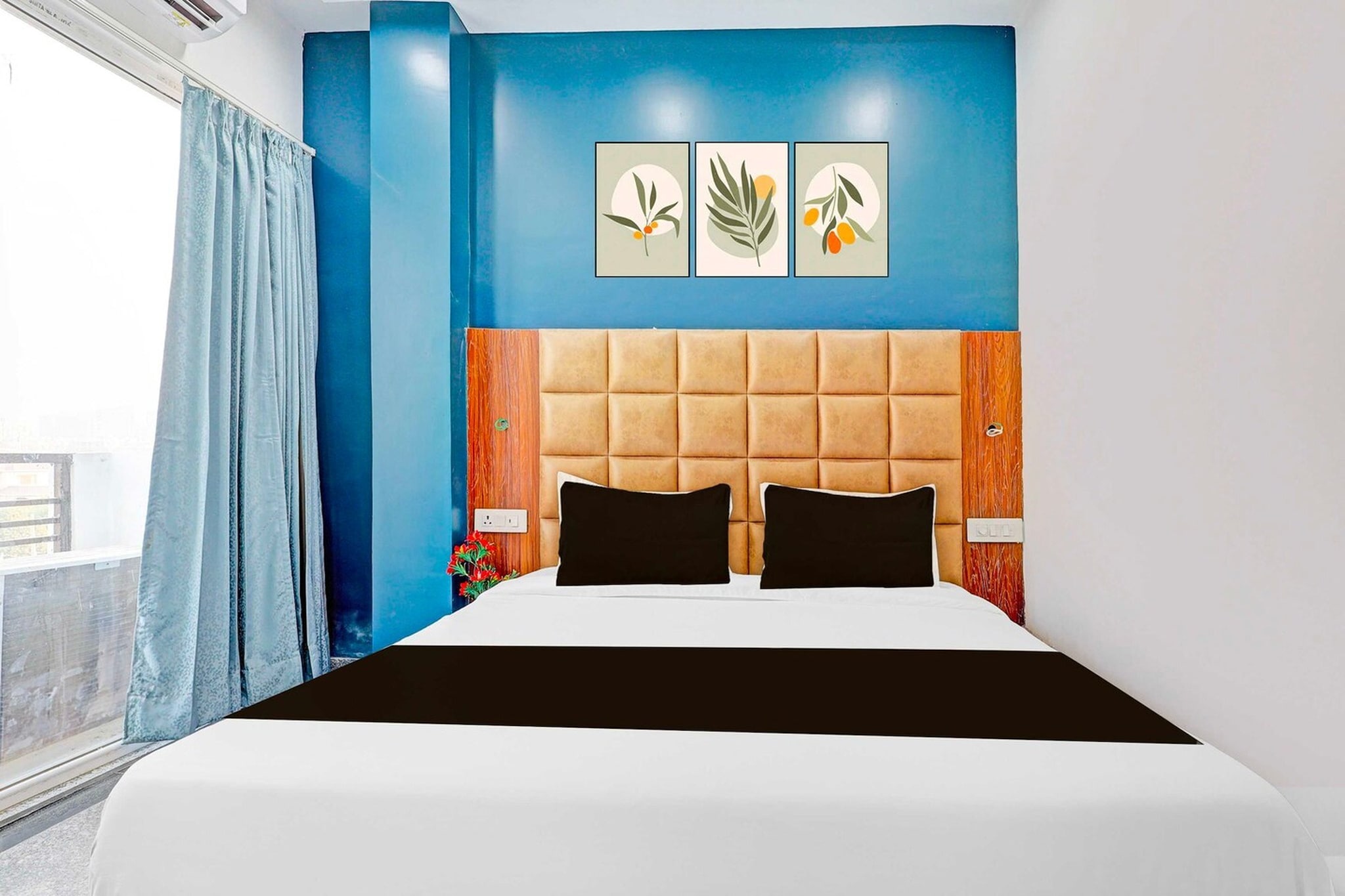 Ground floor: (bedroom(double bed, TV, seating area, air conditioning, Towels incl., telephone), bathroom(bathtub or shower, shower, washbasin, toilet, shampoo, body soap, hot water))