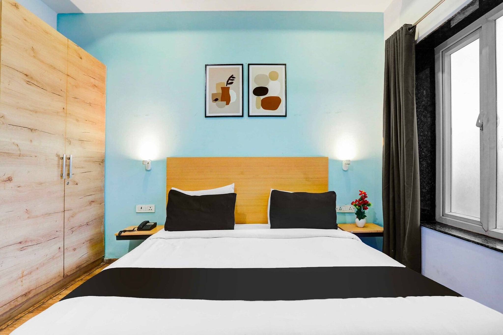 Ground floor: (bedroom(double bed, TV, seating area, air conditioning, Towels incl., telephone), bathroom(bathtub or shower, shower, washbasin, toilet, shampoo, body soap, hot water))