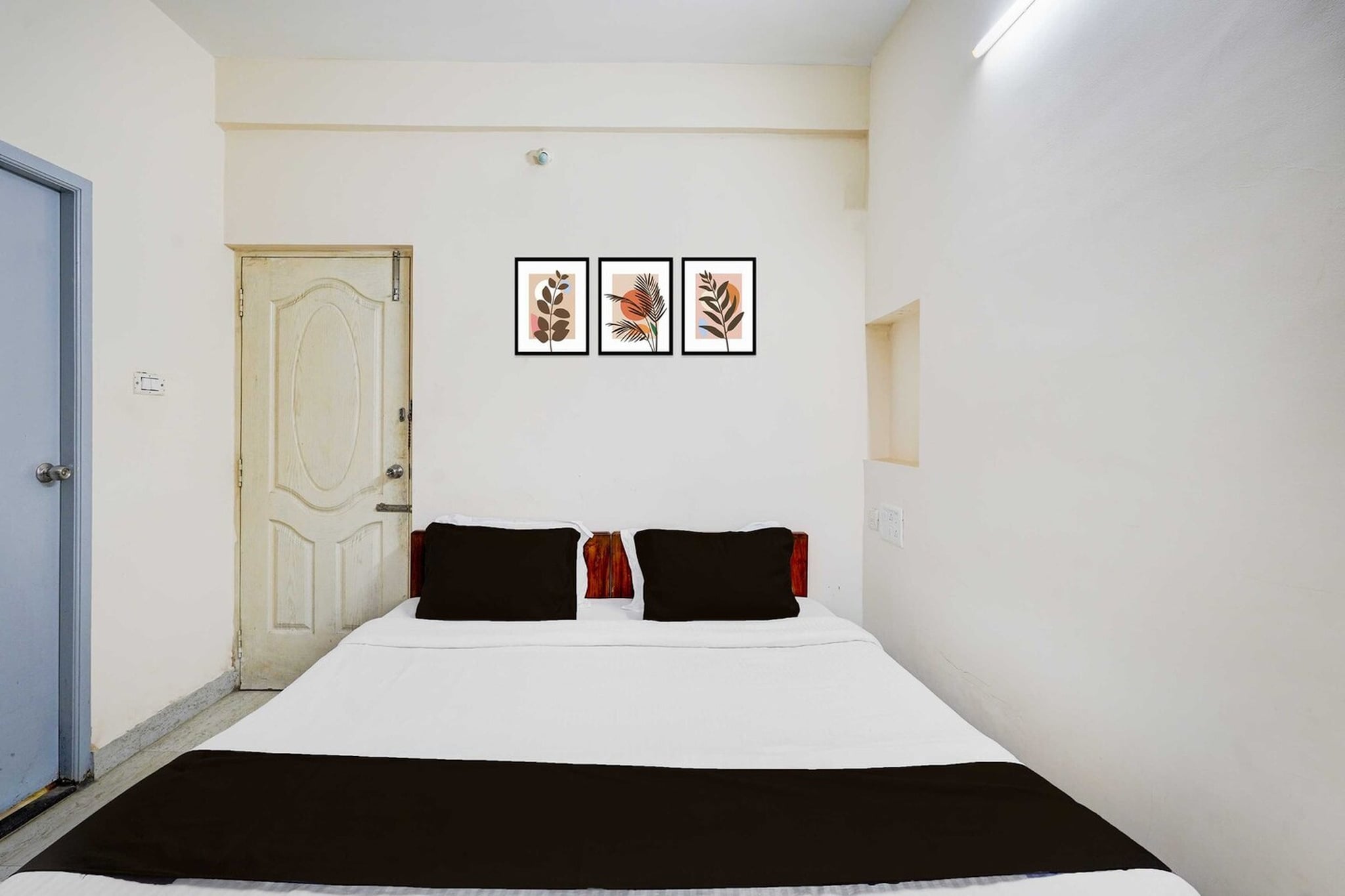 Ground floor: (bedroom(double bed, TV, seating area, air conditioning, Towels incl., telephone), bathroom(bathtub or shower, shower, washbasin, toilet, shampoo, body soap, hot water))