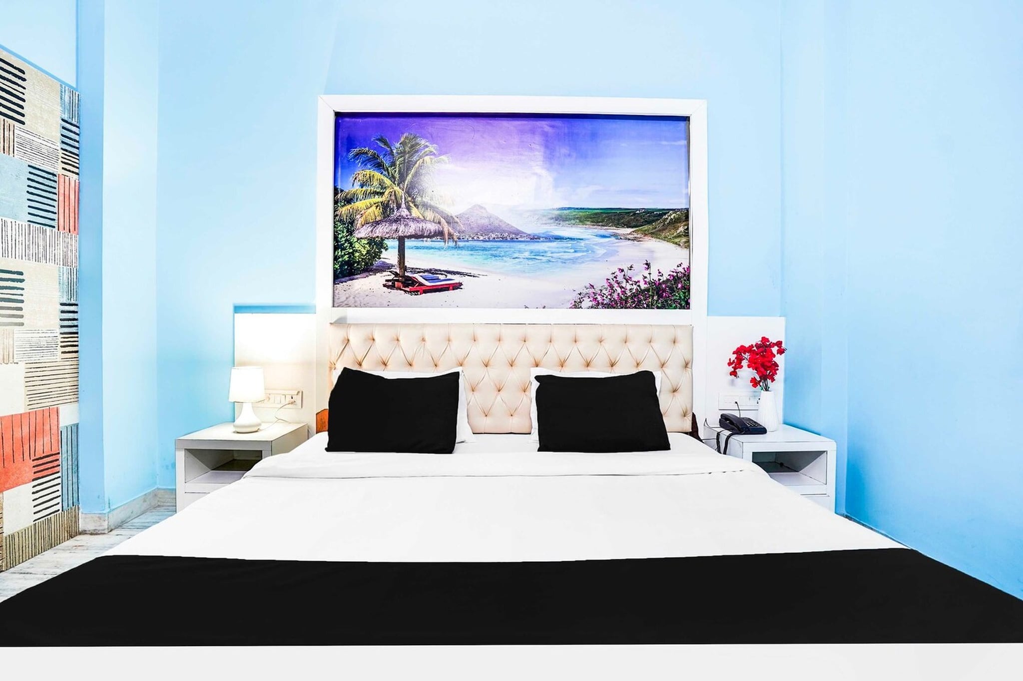 Ground floor: (bedroom(double bed, TV, seating area, air conditioning, Towels incl., telephone), bathroom(bathtub or shower, shower, washbasin, toilet, shampoo, body soap, hot water), Parking)