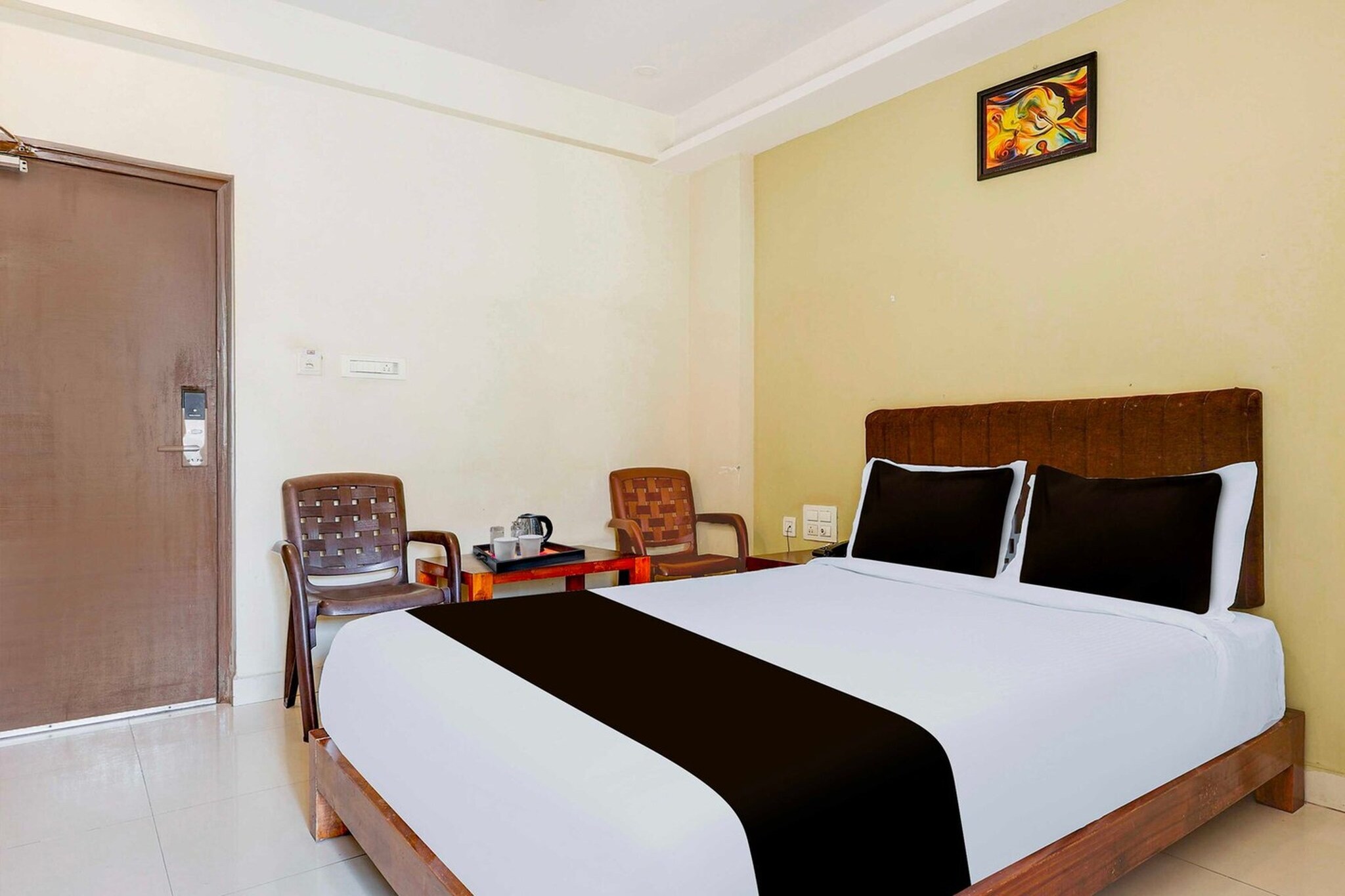 Ground floor: (bedroom(double bed, TV, seating area, air conditioning, Towels incl., telephone), bathroom(bathtub or shower, shower, washbasin, toilet, shampoo, body soap, hot water), Parking, lift)