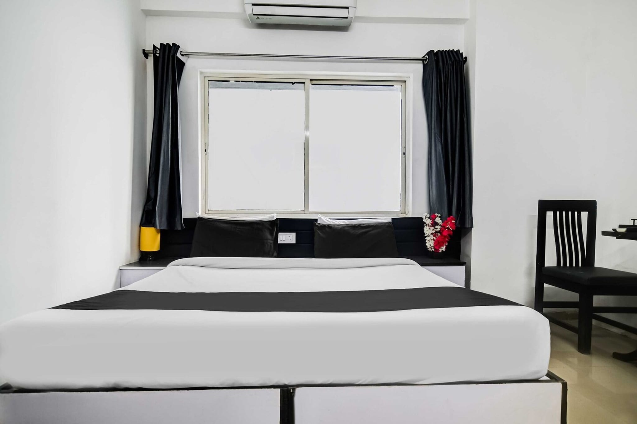 Ground floor: (bedroom(double bed, TV, seating area, air conditioning, Towels incl., telephone), bathroom(bathtub or shower, shower, washbasin, toilet, shampoo, body soap, hot water), Parking, lift)