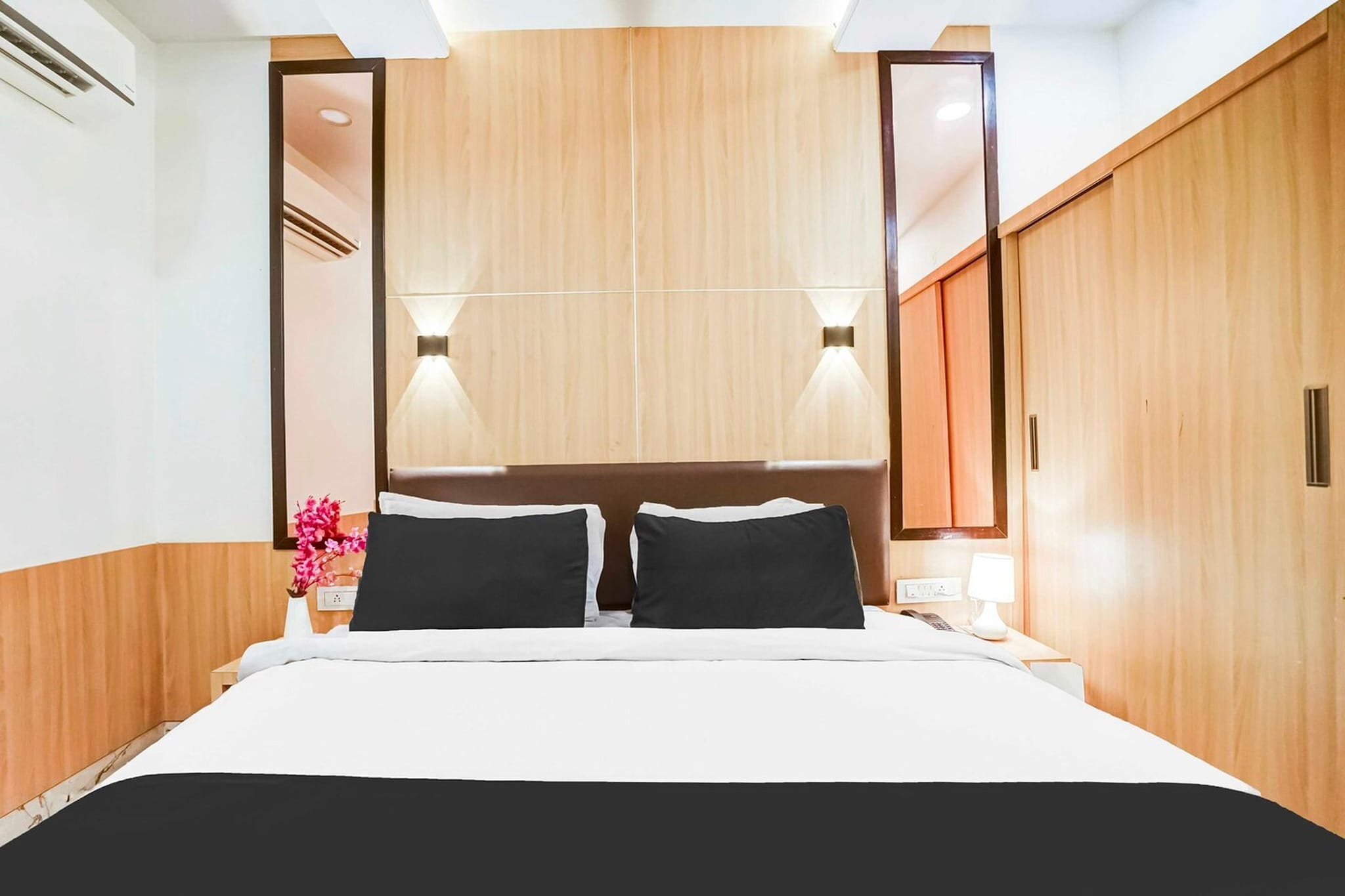 Ground floor: (bedroom(double bed, TV, seating area, air conditioning, Towels incl., telephone), bathroom(bathtub or shower, shower, washbasin, toilet, shampoo, body soap, hot water), Parking, lift)