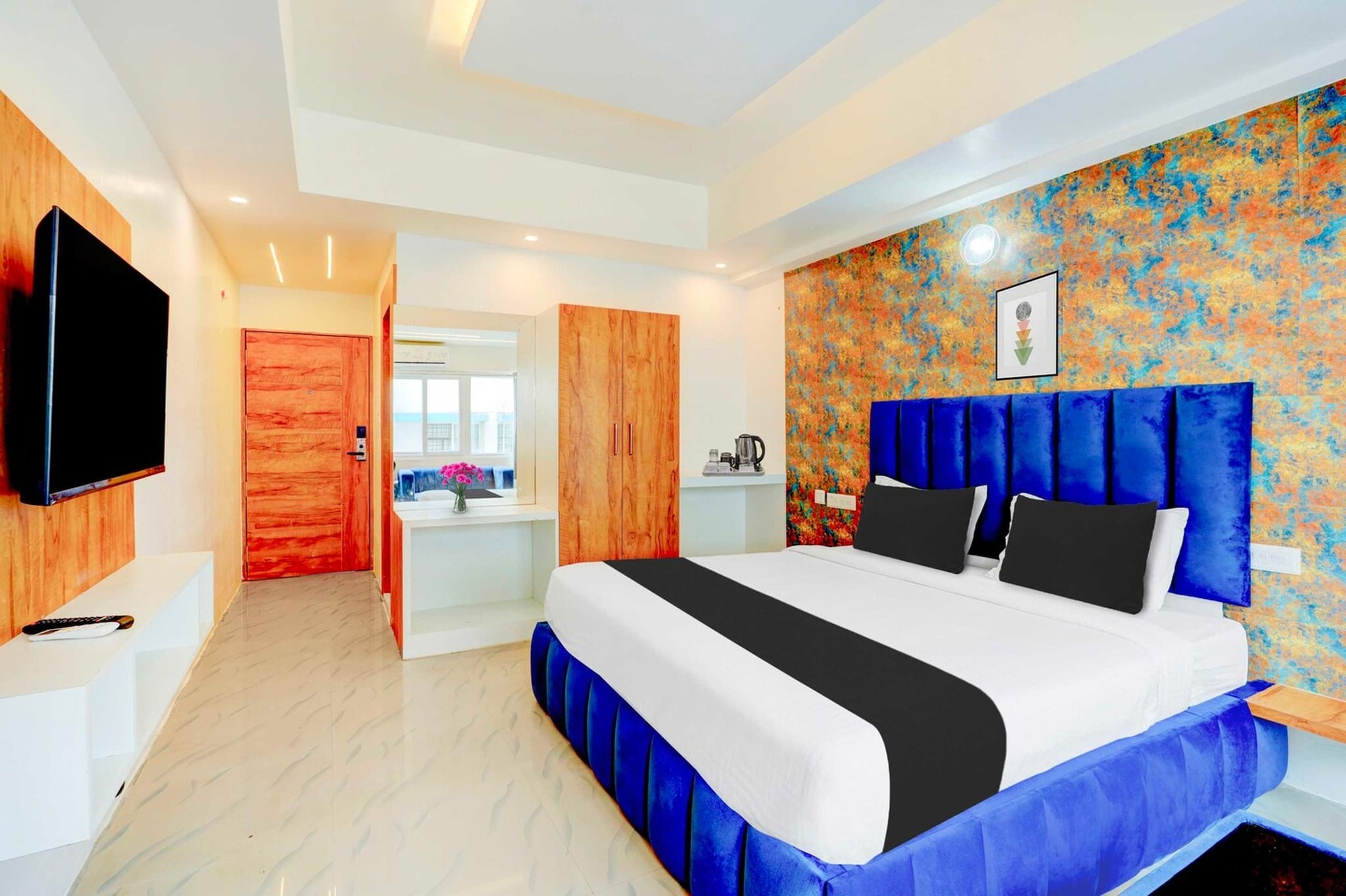 Ground floor: (bedroom(double bed, TV, seating area, air conditioning, lift, Towels incl., telephone), bathroom(bathtub or shower, shower, washbasin, toilet, shampoo, body soap, hot water))