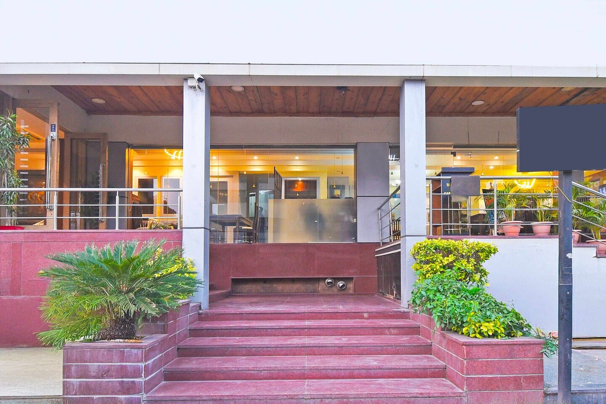 Collection O JLN Marg