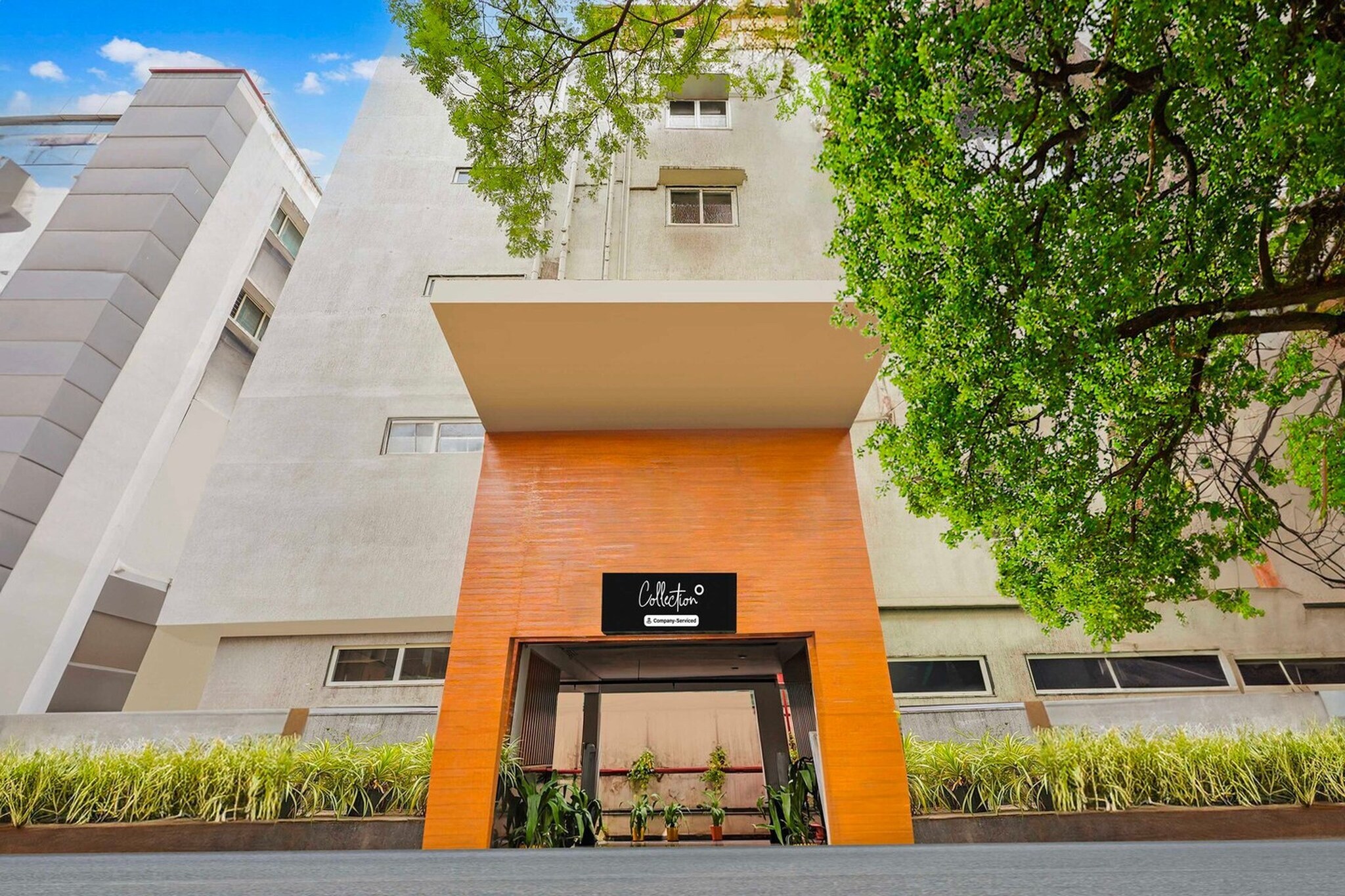 Ground floor: (bedroom(double bed, TV, seating area, air conditioning, lift, Towels incl., telephone), bathroom(bathtub or shower, shower, washbasin, toilet, shampoo, body soap, hot water))
