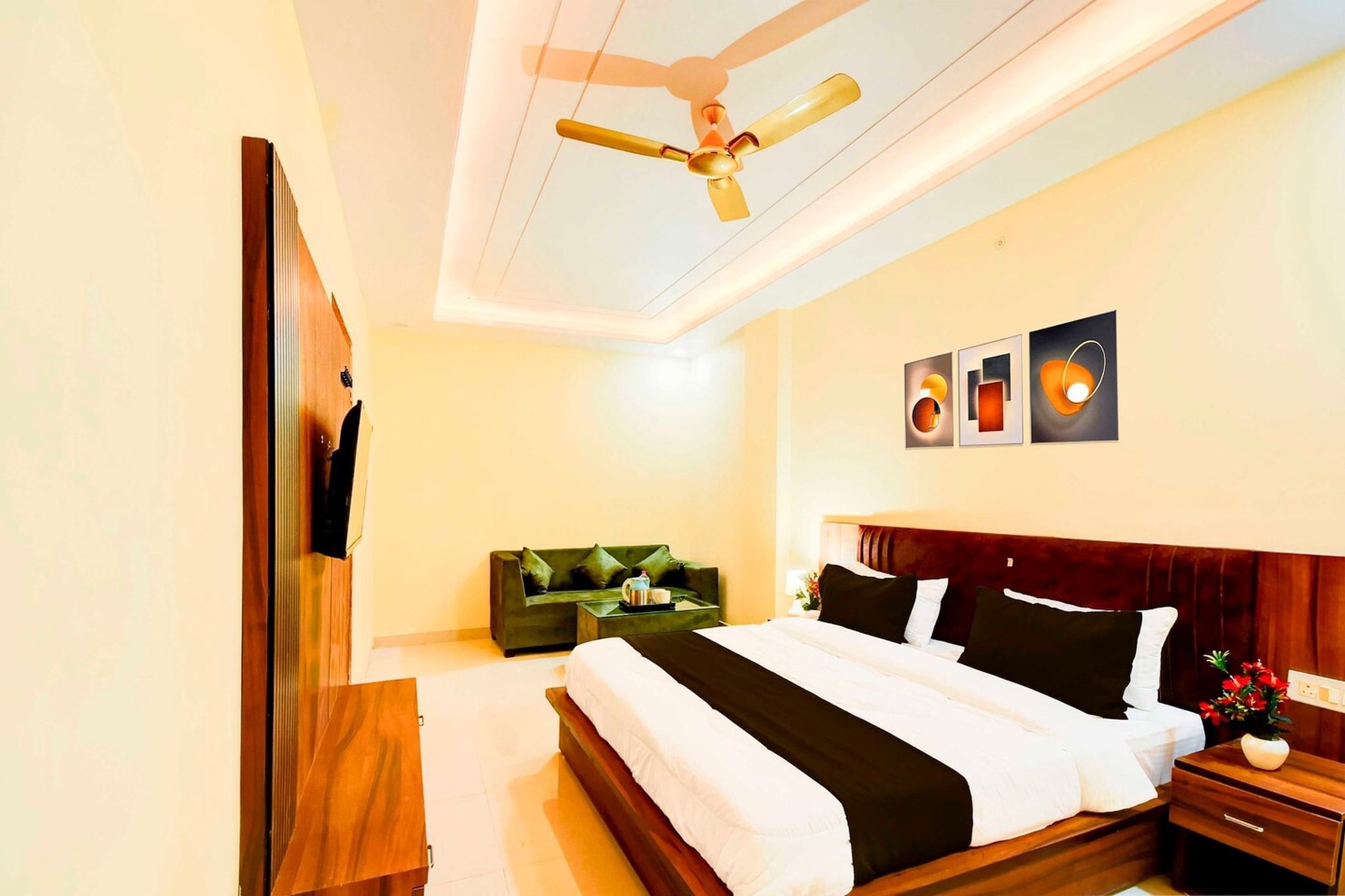 Located within 12 km of Jaipur Railway Station and 12 km of City Palace, Collection O Laxmi Nagar Jhotwara provides rooms with air conditioning and a private bathroom in Jaipur. With free WiFi, this 3-star hotel offers room service and a 24-hour front desk. The hotel features family rooms.
All units at the hotel are equipped with a seating area, a flat-screen TV with satellite channels and a private bathroom with free toiletries and a bath or shower. All guest rooms include a desk.
Jantar Mantar, Jaipur is 12 km from Collection O Laxmi Nagar Jhotwara, while Hawa Mahal - Palace of Winds is 12 km away. Jaipur International Airport is 20 km from the property.
Early Check-In Policy: A full day’s room rate will be charged for check-ins before 6:00 AM. Complimentary early check-in is available between 6:00 AM and 10:00 AM, subject to room availability.
Check-in is only available to guests aged 18 and above. Please provide a government-issued ID to confirm your age.