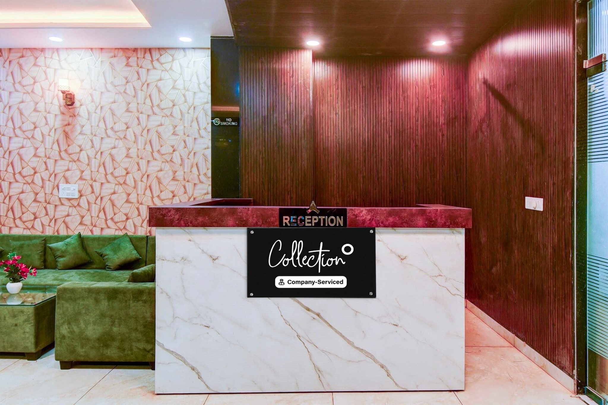 Ground floor: (bedroom(double bed, TV, seating area, air conditioning, Towels incl., telephone), bathroom(bathtub or shower, shower, washbasin, toilet, shampoo, body soap, hot water), Parking)