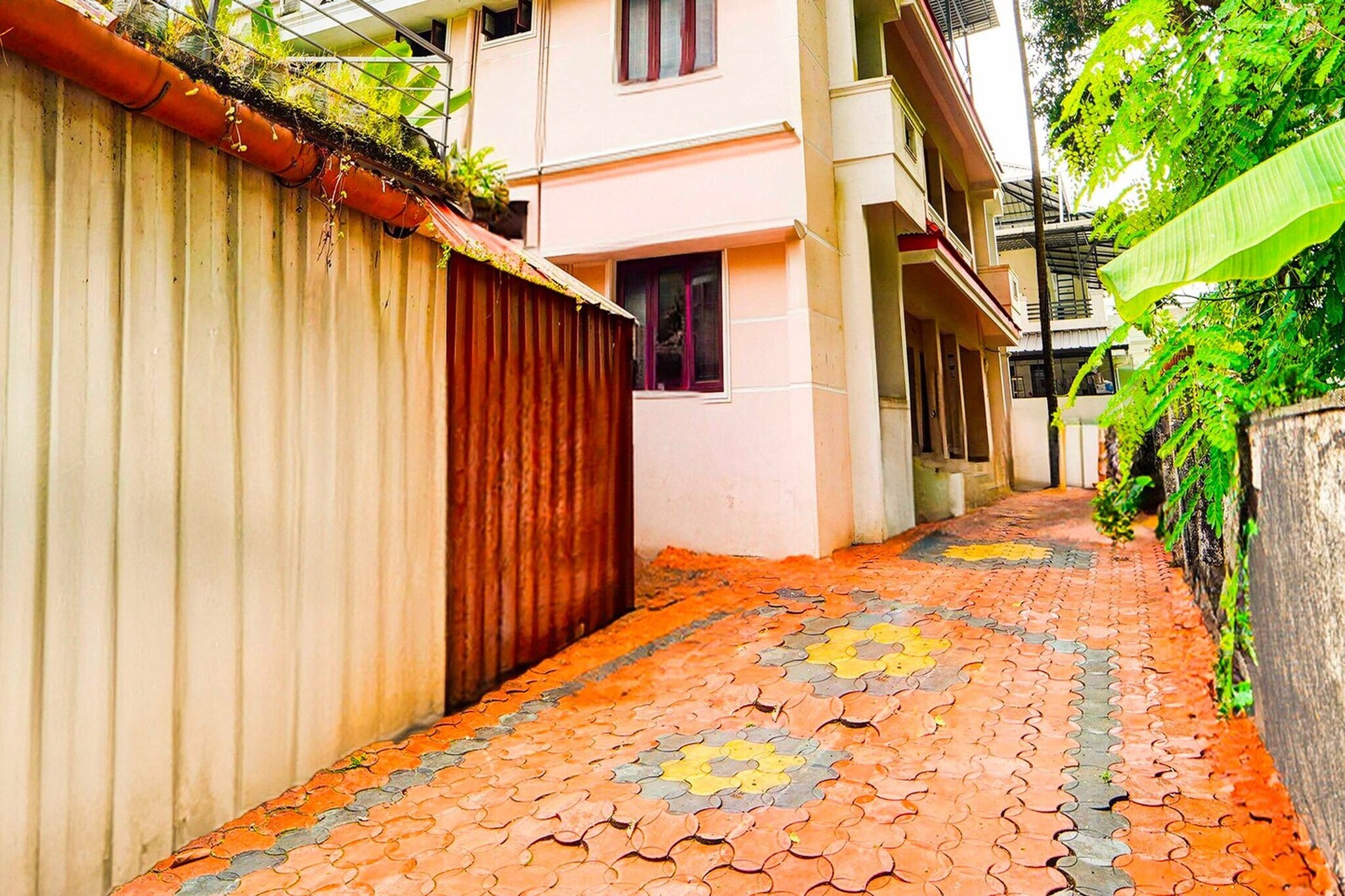 Ground floor: (bedroom(double bed, TV, seating area, air conditioning, lift, Towels incl., telephone), bathroom(bathtub or shower, shower, washbasin, toilet, shampoo, body soap, hot water))