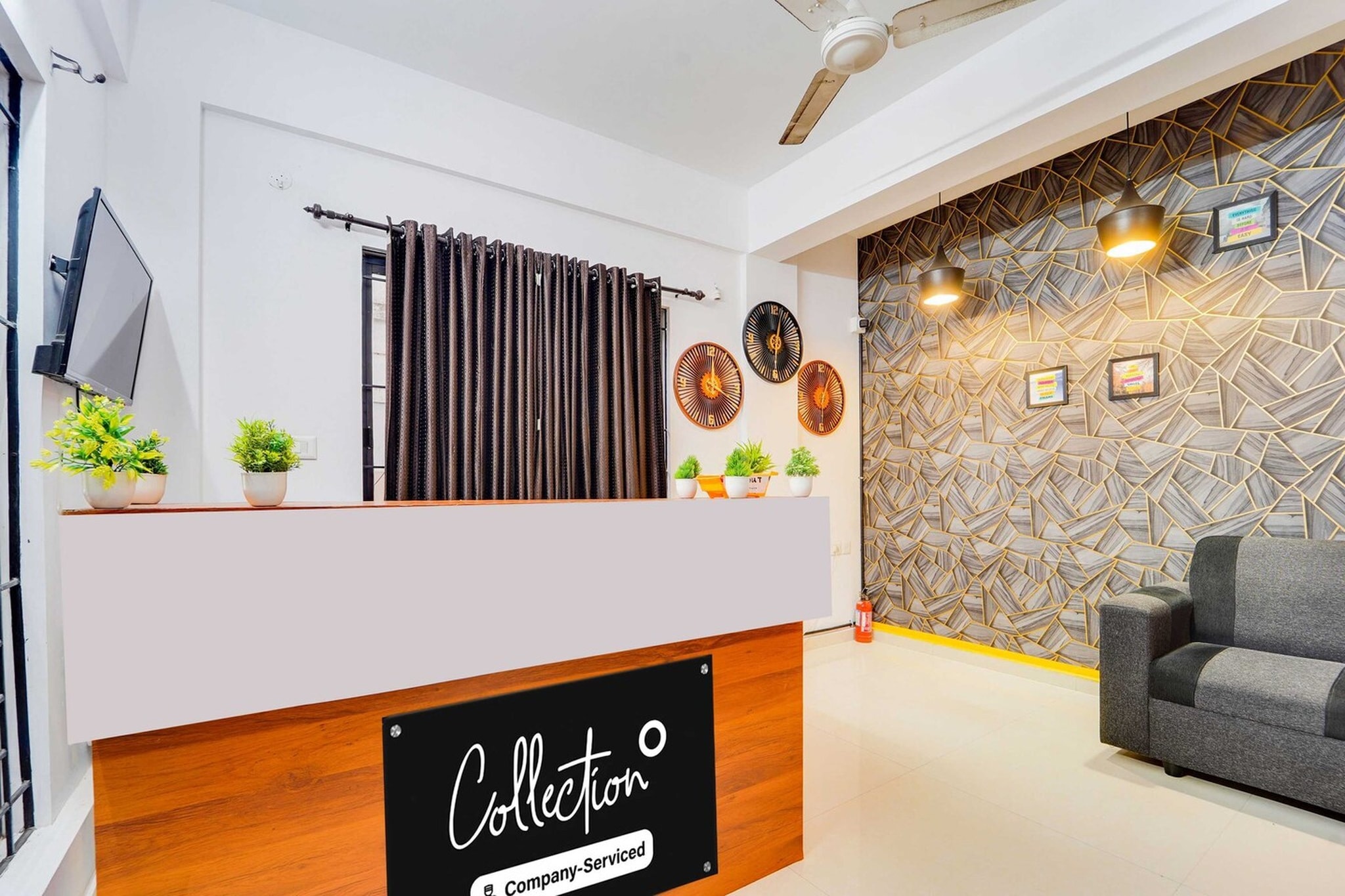 Ground floor: (bedroom(double bed, TV, seating area, air conditioning, lift, Towels incl., telephone), bathroom(bathtub or shower, shower, washbasin, toilet, shampoo, body soap, hot water))