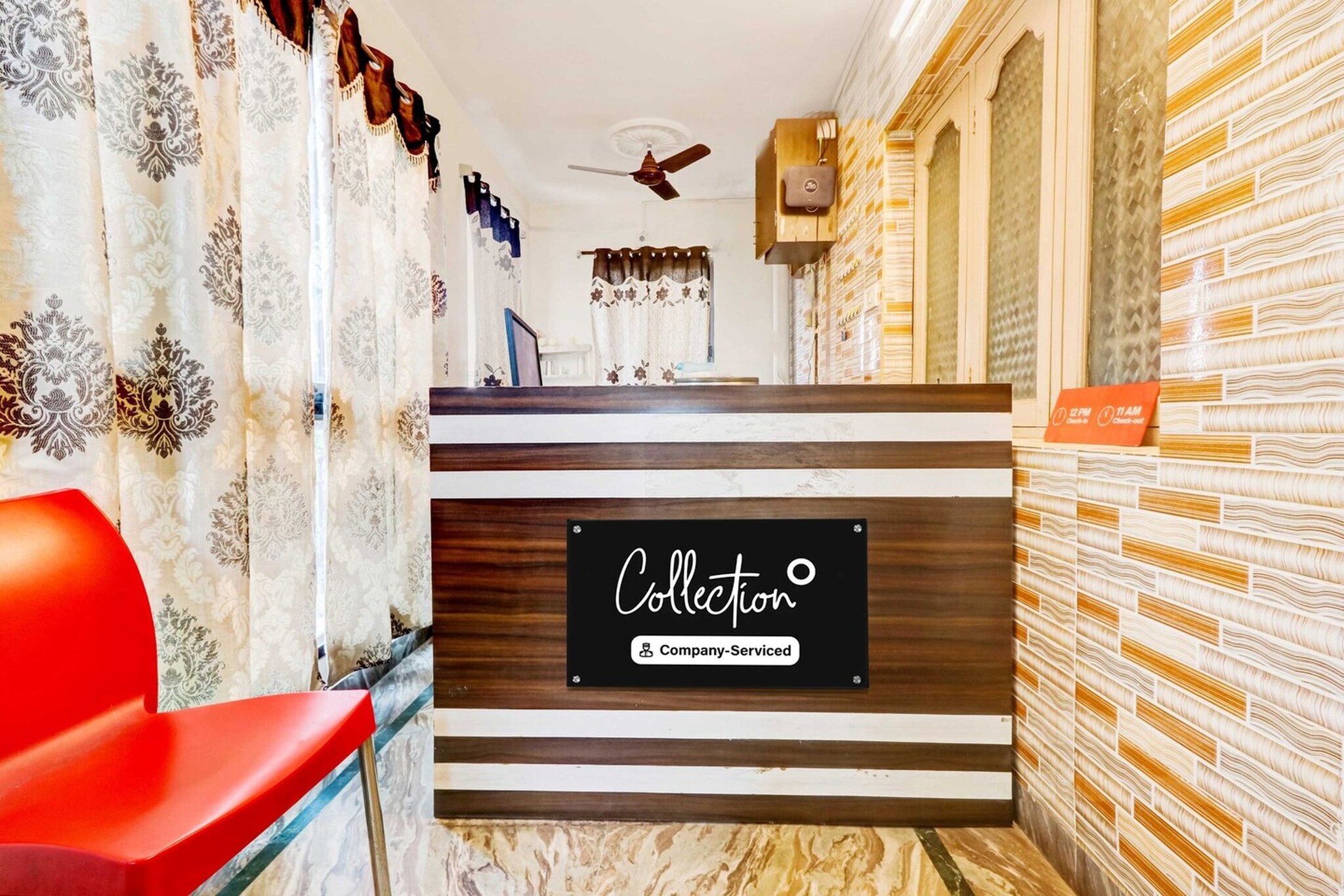 Ground floor: (bedroom(double bed, TV, seating area, air conditioning, Towels incl., telephone), bathroom(bathtub or shower, shower, washbasin, toilet, shampoo, body soap, hot water), Parking)