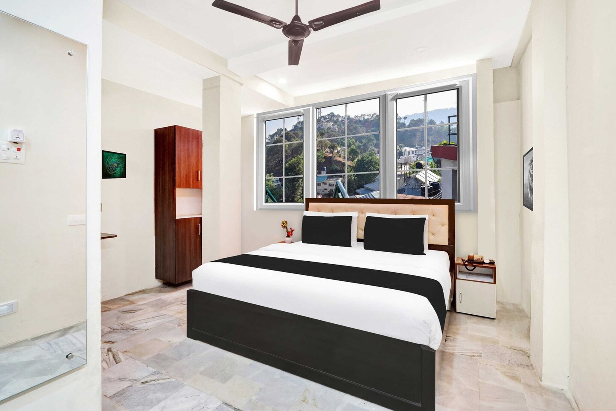 Ground floor: (bedroom(double bed, TV, seating area, air conditioning, Towels incl., telephone), bathroom(bathtub or shower, shower, washbasin, toilet, shampoo, body soap, hot water), Parking)