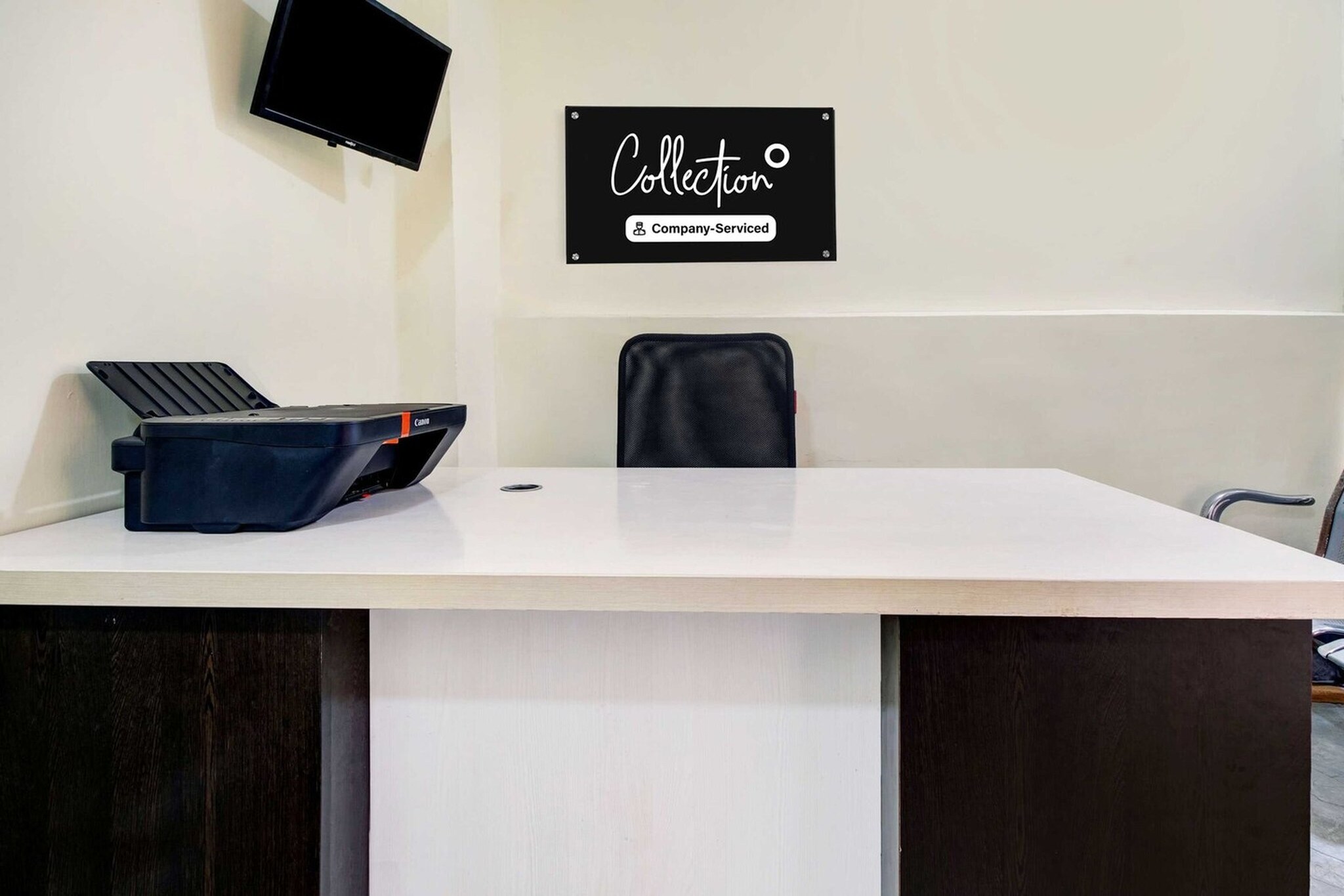 Ground floor: (bedroom(double bed, TV, seating area, air conditioning, Towels incl., telephone), bathroom(bathtub or shower, shower, washbasin, toilet, shampoo, body soap, hot water), Parking)