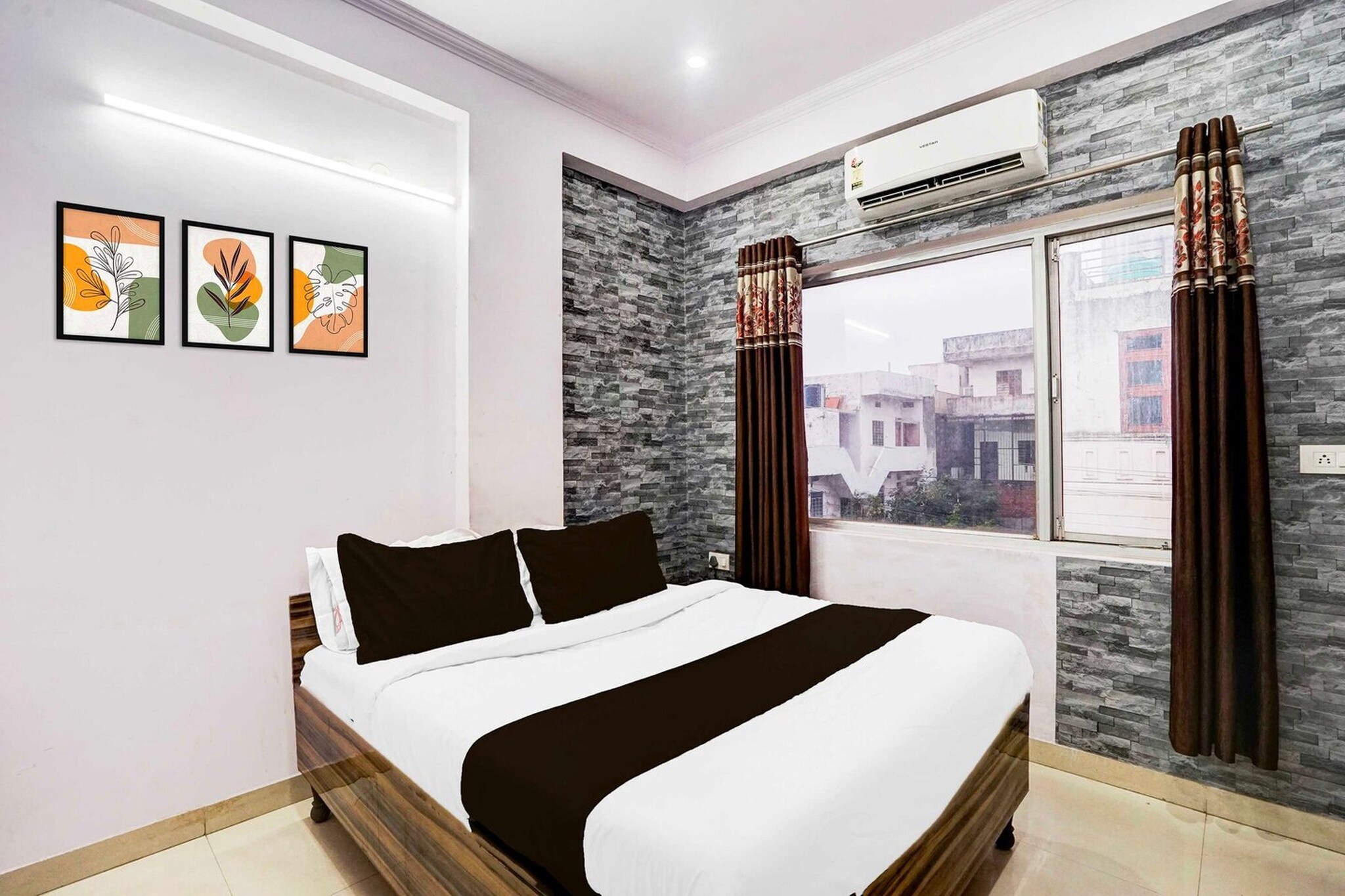 Located within 8 km of Birla Mandir Temple, Jaipur and 10 km of Govind Dev Ji Temple, Collection O Jagatpura Near JTM Mall provides rooms with air conditioning and a private bathroom in Jaipur. With free WiFi, this 3-star hotel offers room service and a 24-hour front desk. The hotel features family rooms.
Guest rooms at the hotel are equipped with a seating area, a flat-screen TV with satellite channels and a private bathroom with free toiletries and a bath or shower. All rooms include a desk.
Hawa Mahal - Palace of Winds is 12 km from Collection O Jagatpura Near JTM Mall, while City Palace is 12 km away. Jaipur International Airport is a few steps from the property.
Early Check-In Policy: A full day’s room rate will be charged for check-ins before 6:00 AM. Complimentary early check-in is available between 6:00 AM and 10:00 AM, subject to room availability.
Check-in is only available to guests aged 18 and above. Please provide a government-issued ID to confirm your age.