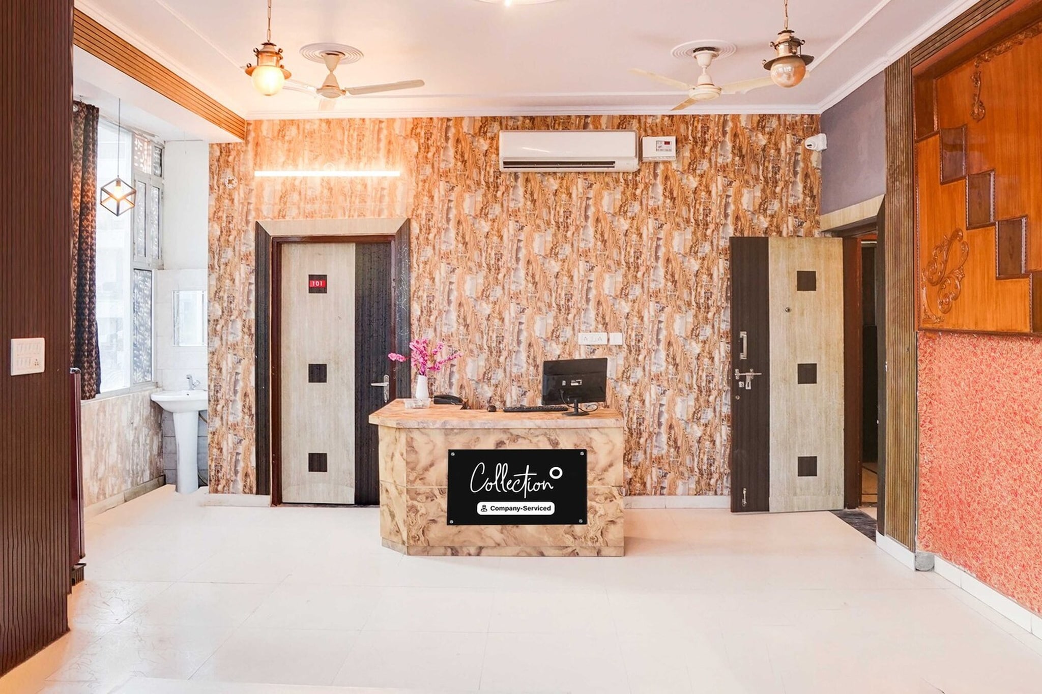 Ground floor: (bedroom(double bed, TV, seating area, air conditioning, Towels incl., telephone), bathroom(bathtub or shower, shower, washbasin, toilet, shampoo, body soap, hot water), Parking)