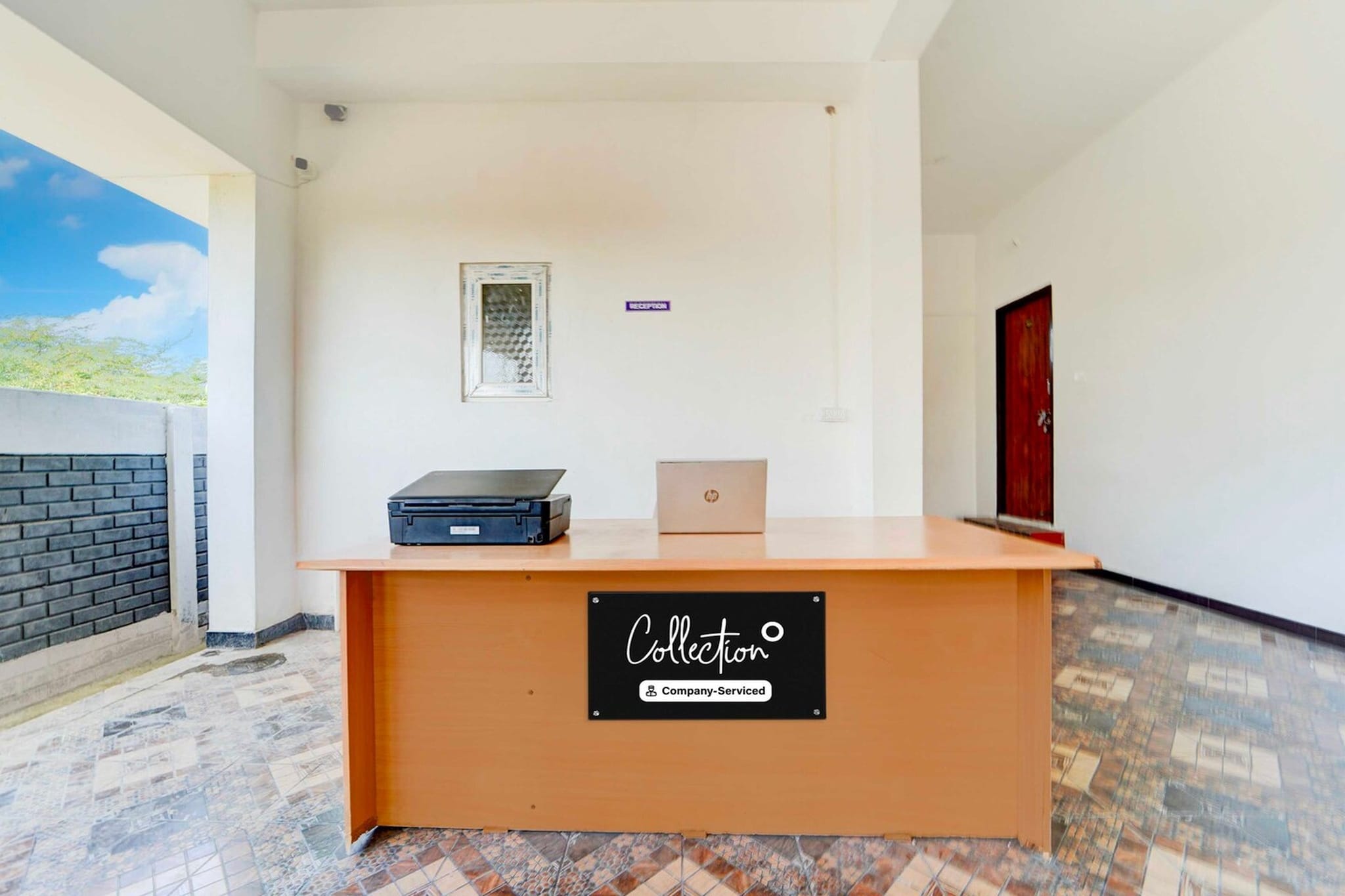 Ground floor: (bedroom(double bed, TV, seating area, air conditioning, Towels incl., telephone), bathroom(bathtub or shower, shower, washbasin, toilet, shampoo, body soap, hot water), Parking)