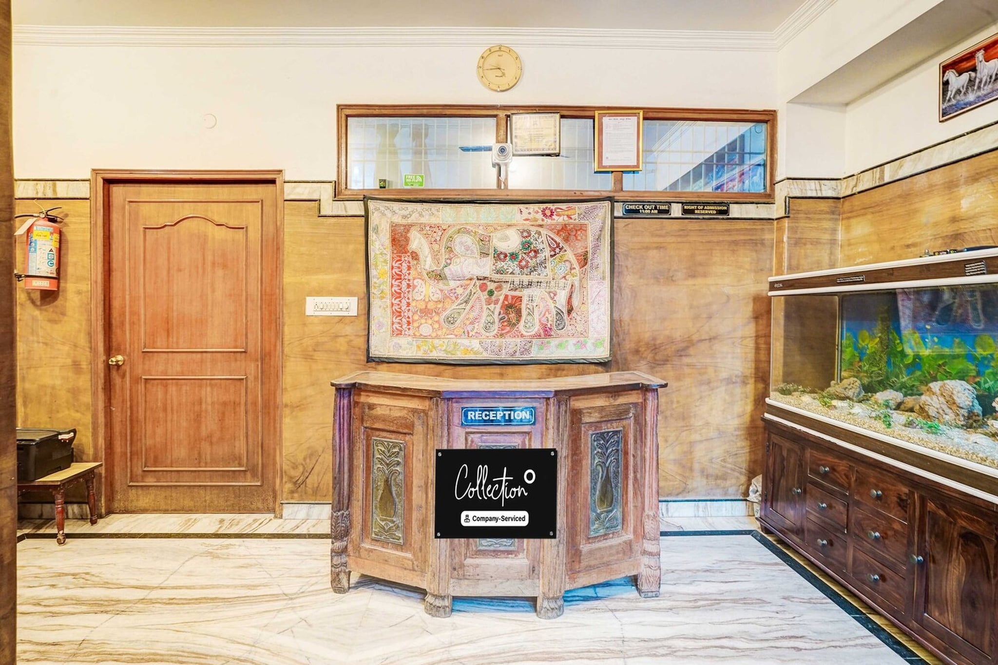 Ground floor: (bedroom(double bed, TV, seating area, air conditioning, Towels incl., telephone), bathroom(bathtub or shower, shower, washbasin, toilet, shampoo, body soap, hot water), Parking)