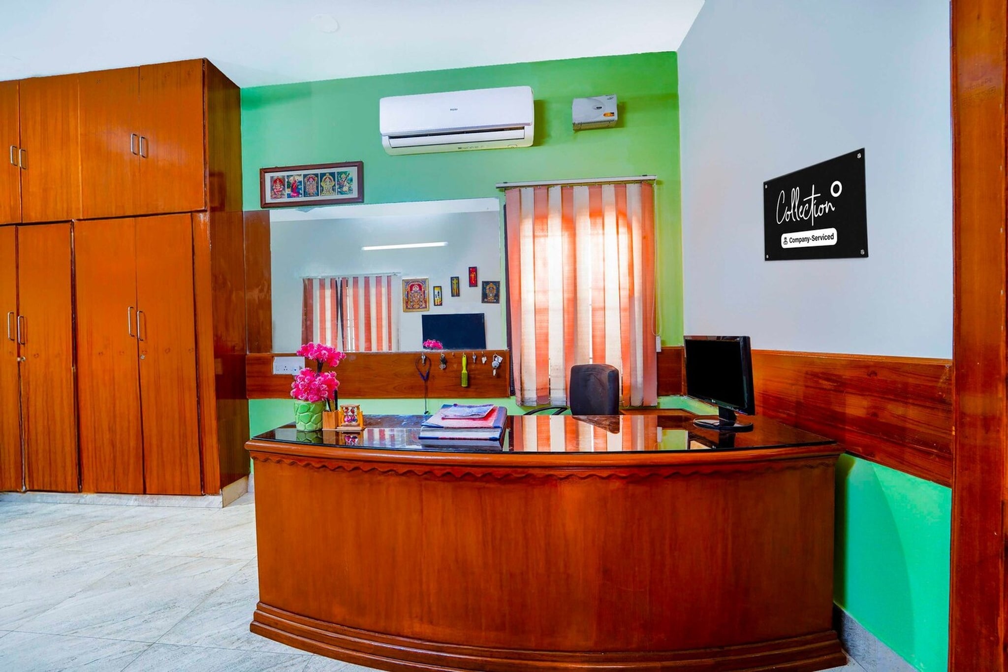 Ground floor: (bedroom(double bed, TV, seating area, air conditioning, Towels incl., telephone), bathroom(bathtub or shower, shower, washbasin, toilet, shampoo, body soap, hot water), Parking)