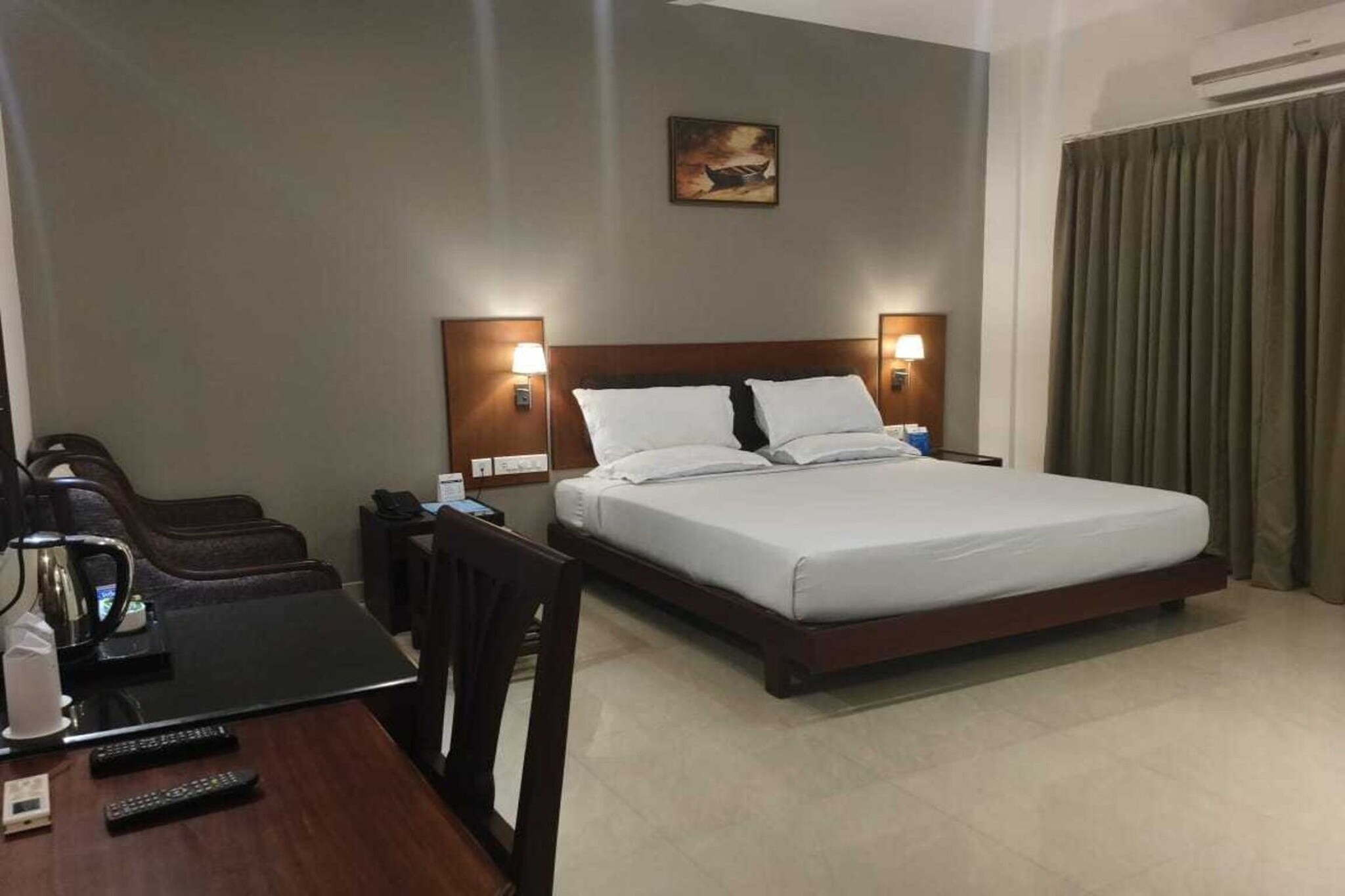 Set within 14 km of Sree Padmanabhaswamy Temple and 15 km of Napier Museum, Collection O Kazhakuttam Railway Station Viswam Greenfield offers rooms with air conditioning and a private bathroom in Trivandrum. This 3-star hotel offers room service, a 24-hour front desk and free WiFi. The hotel has family rooms.
All guest rooms at the hotel come with a seating area, a flat-screen TV with satellite channels and a private bathroom with free toiletries and a bath or shower. All rooms feature a desk.
Karikkakom Temple is 9.1 km from Collection O Kazhakuttam Railway Station Viswam Greenfield, while Santhigiri Ashram is 10 km from the property. Thiruvananthapuram International Airport is 11 km away.
Early Check-In Policy: A full day’s room rate will be charged for check-ins before 6:00 AM. Complimentary early check-in is available between 6:00 AM and 10:00 AM, subject to room availability.
Check-in is only available to guests aged 18 and above. Please provide a government-issued ID to confirm your age.