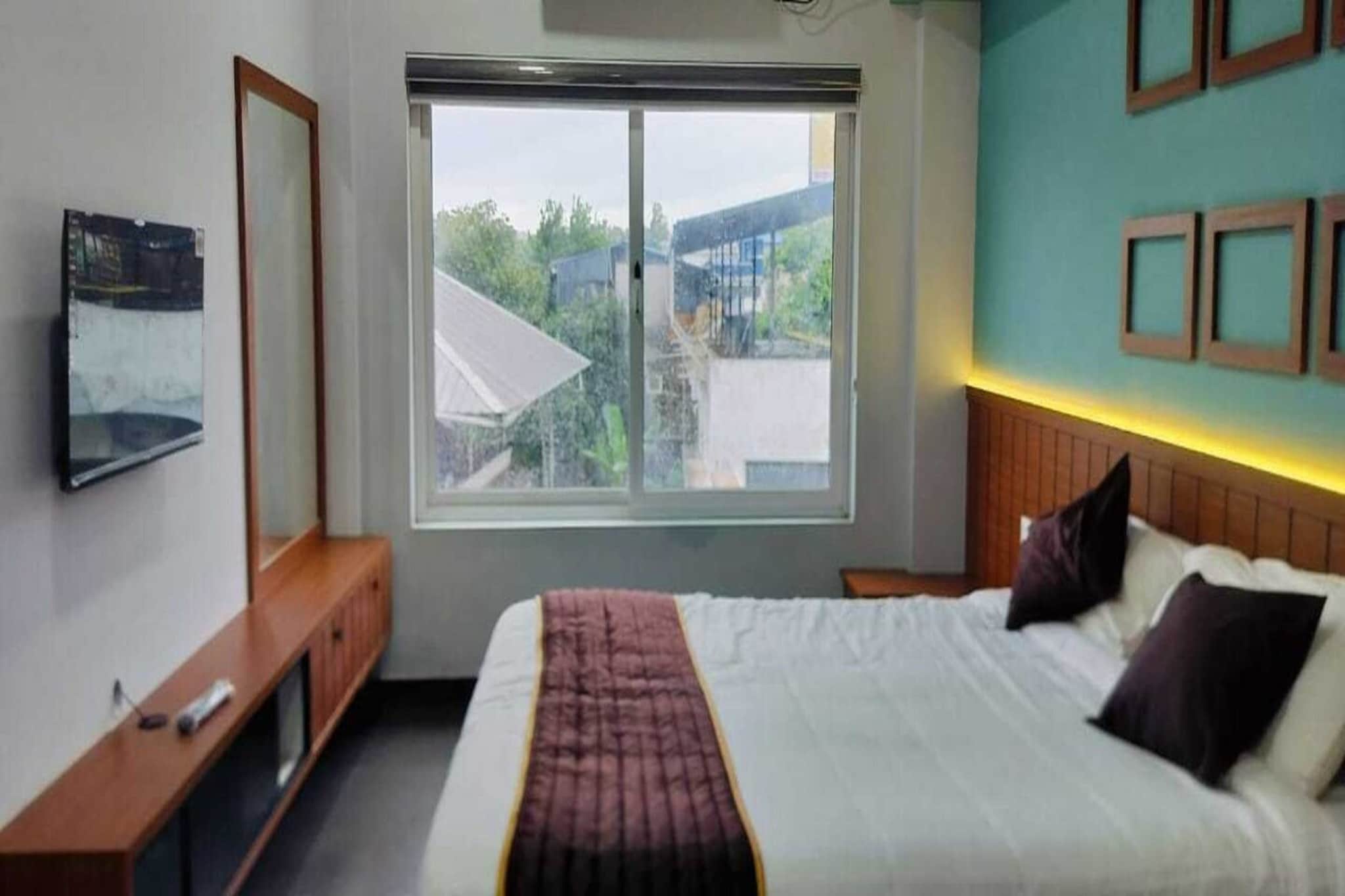 Situated within 25 km of Napier Museum and 28 km of Sree Padmanabhaswamy Temple, Collection O KSRTC Bus Terminal Venjarammoodu Downtown features rooms with air conditioning and a private bathroom in Trivandrum. With free WiFi, this 3-star hotel offers room service and a 24-hour front desk. The hotel has family rooms.

The rooms at the hotel are fitted with a seating area, a flat-screen TV with satellite channels and a private bathroom with free toiletries and a bath or shower. The units have a desk.

Santhigiri Ashram is 6.2 km from Collection O KSRTC Bus Terminal Venjarammoodu Downtown, while Anjengo Fort is 22 km from the property. Thiruvananthapuram International Airport is 30 km away.

Early Check-In Policy: A full dayâ€™s room rate will be charged for check-ins before 6:00 AM. Complimentary early check-in is available between 6:00 AM and 10:00 AM, subject to room availability.
Check-in is only available to guests aged 18 and above. Please provide a government-issued ID to confirmÂ yourÂ age.