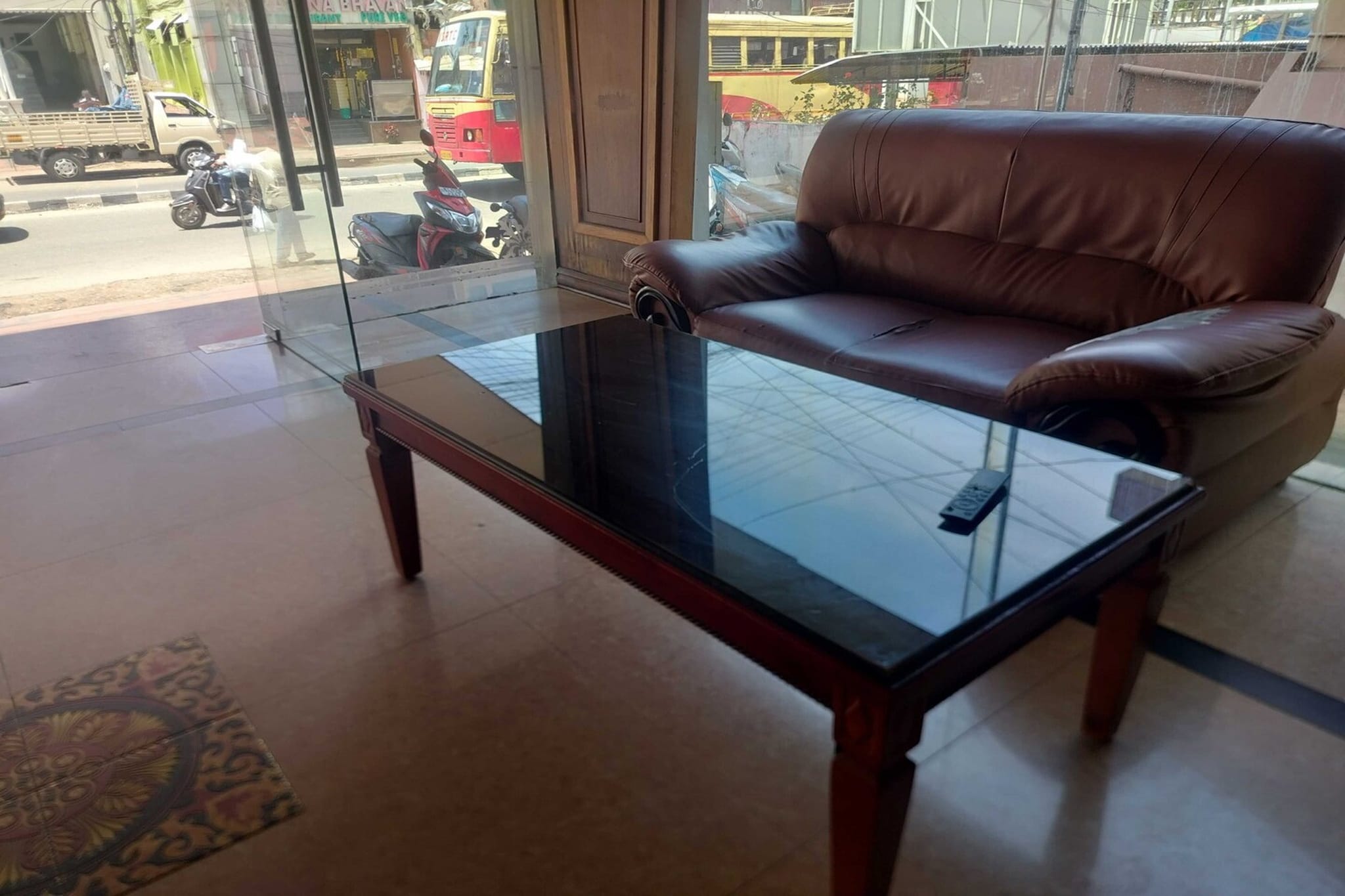 Ground floor: (bedroom(double bed, TV, seating area, air conditioning, Towels incl., telephone), bathroom(bathtub or shower, shower, washbasin, toilet, shampoo, body soap, hot water), Parking)