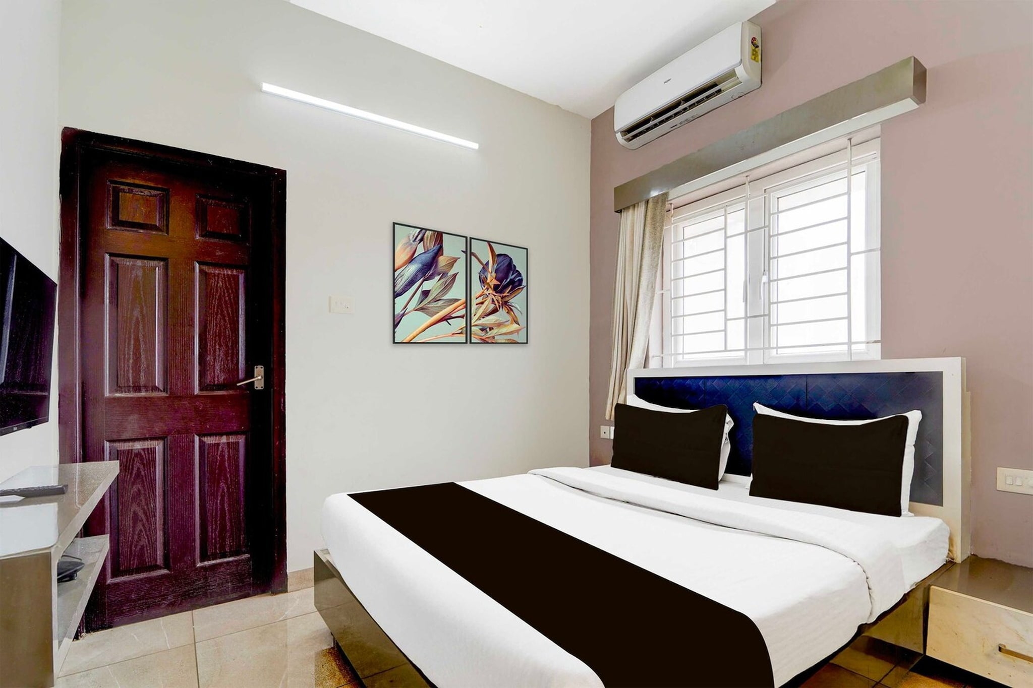 Located within 10 km of Codissia Trade Fair Complex and 10 km of Coimbatore Junction, Collection O Ondipudur Bus Terminal New Paradise Inn provides rooms with air conditioning and a private bathroom in Coimbatore. This 3-star hotel offers room service, a 24-hour front desk and free WiFi. The hotel features family rooms.

All units at the hotel are equipped with a seating area, a flat-screen TV with satellite channels and a private bathroom with free toiletries and a bath or shower. All rooms include a desk.

Podanur Junction is 11 km from Collection O Ondipudur Bus Terminal New Paradise Inn. Coimbatore International Airport is 4 km away.

Early Check-In Policy: A full dayâ€™s room rate will be charged for check-ins before 6:00 AM. Complimentary early check-in is available between 6:00 AM and 10:00 AM, subject to room availability.

Check-in is only available to guests aged 18 and above. Please provide a government-issued ID to confirmÂ yourÂ age.
