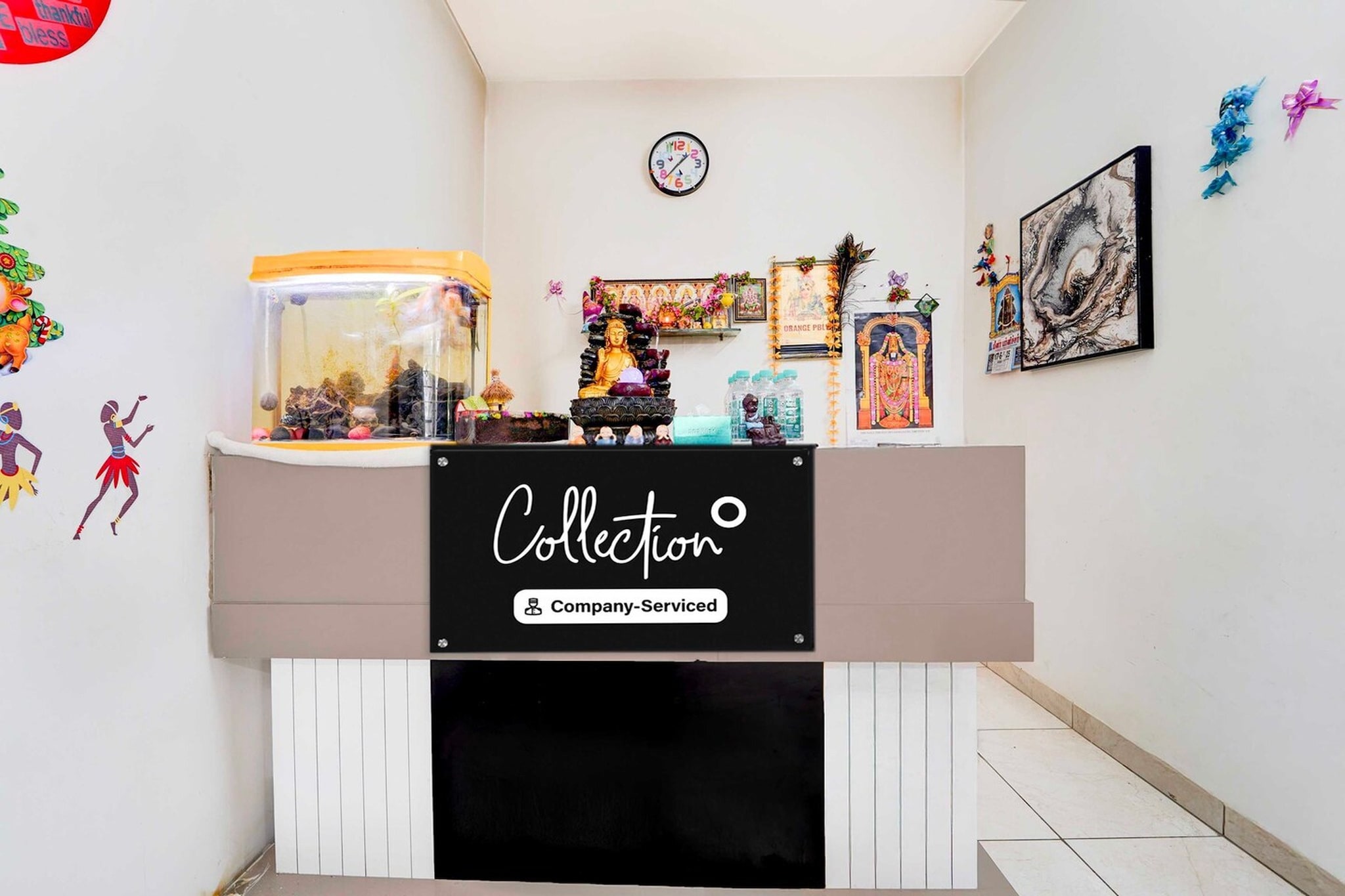 Ground floor: (bedroom(double bed, TV, seating area, air conditioning, Towels incl., telephone), bathroom(bathtub or shower, shower, washbasin, toilet, shampoo, body soap, hot water), Parking)