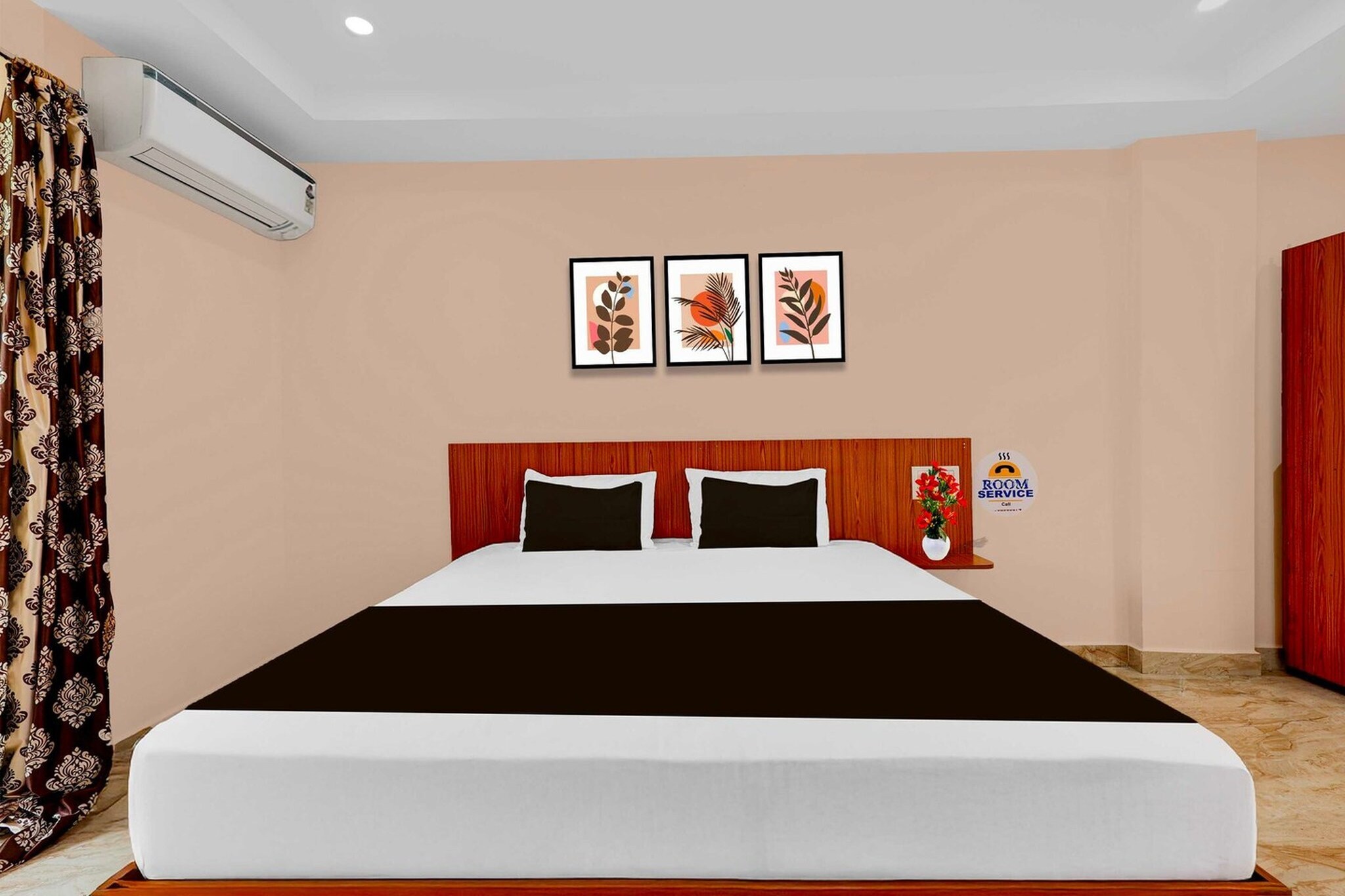 Ground floor: (bedroom(double bed, TV, seating area, air conditioning, Towels incl., telephone), bathroom(bathtub or shower, shower, washbasin, toilet, shampoo, body soap, hot water))