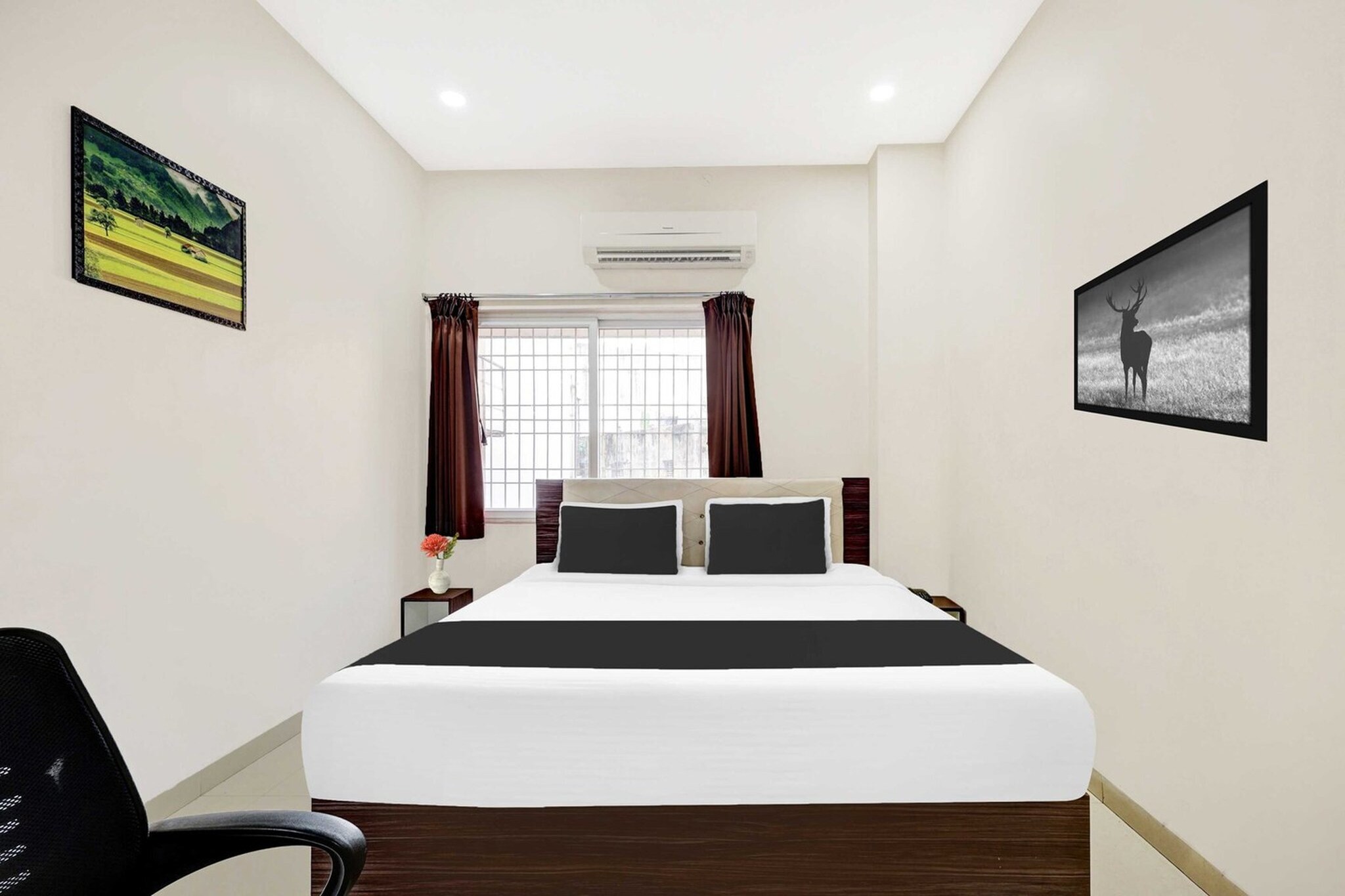 Ground floor: (bedroom(double bed, TV, seating area, air conditioning, telephone), bathroom(bathtub or shower, shower, washbasin, toilet, Towels incl., shampoo, body soap, hot water), Parking, lift)