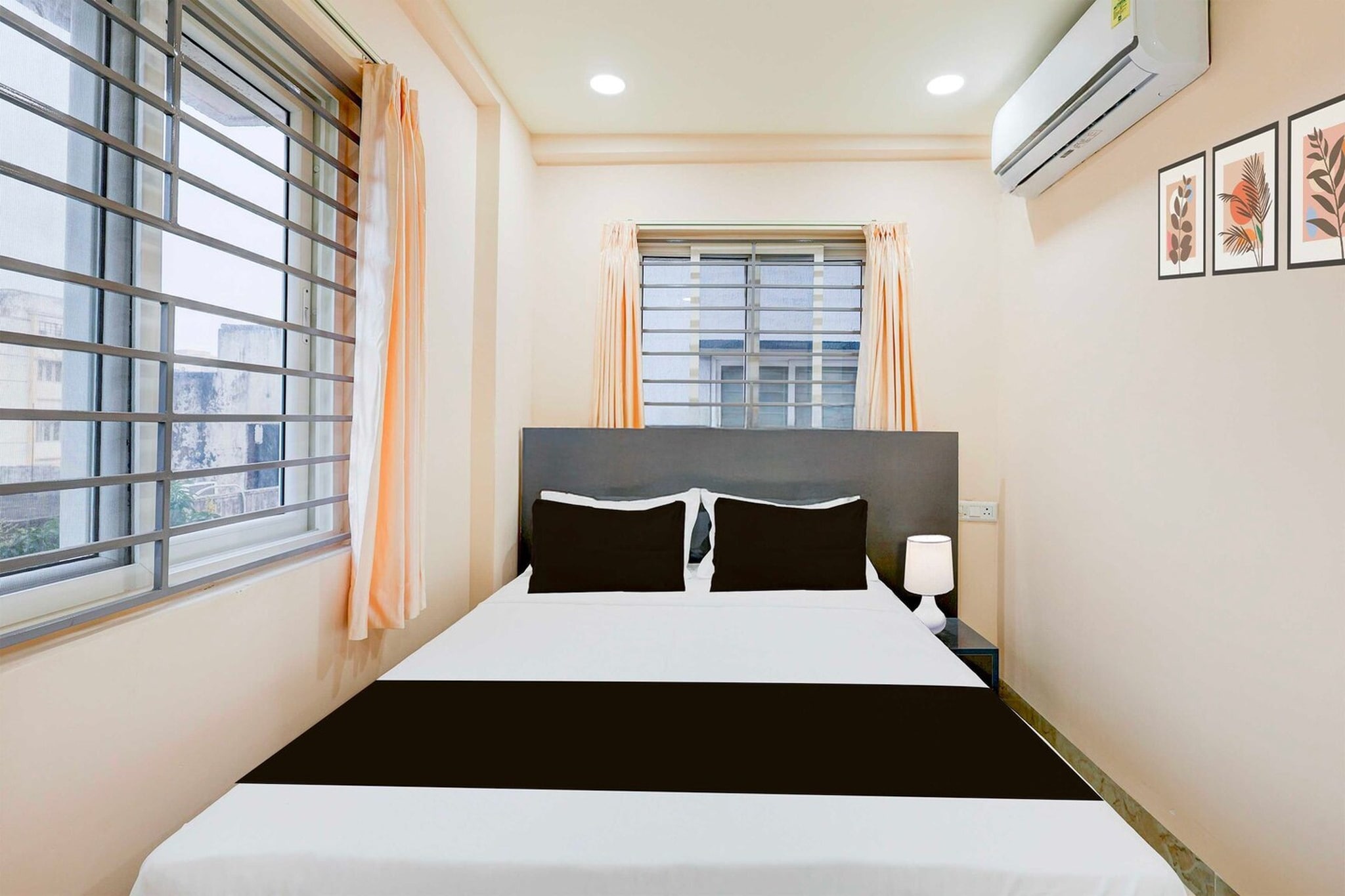 Ground floor: (bedroom(double bed, TV, seating area, air conditioning, telephone), bathroom(bathtub or shower, shower, washbasin, toilet, Towels incl., shampoo, body soap, hot water), Parking, lift)