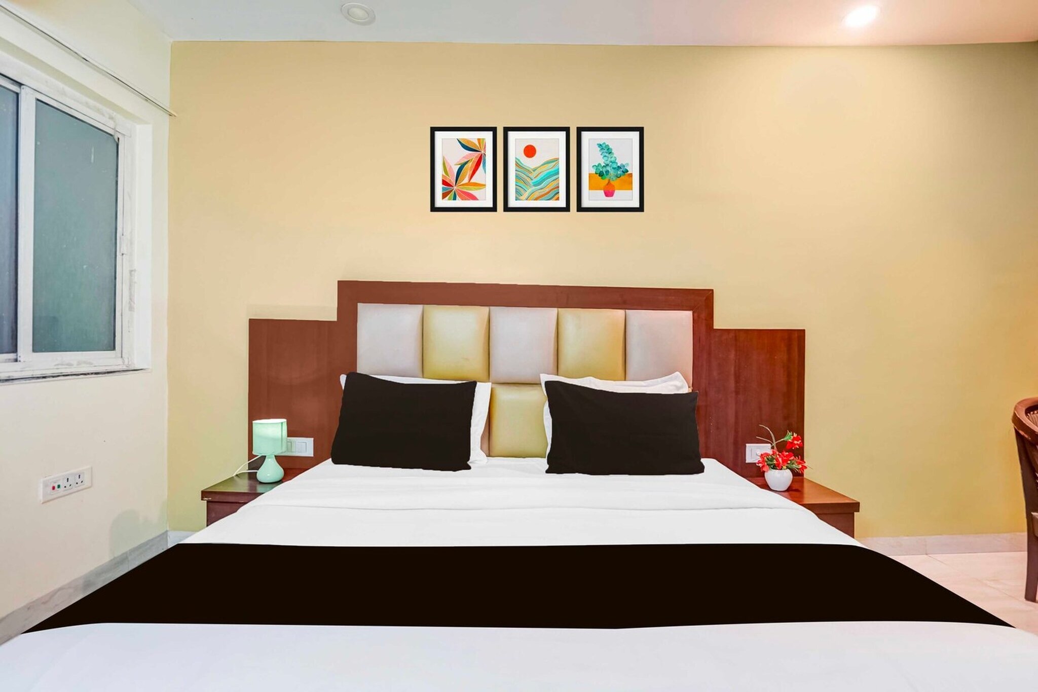 Ground floor: (bedroom(double bed, TV, seating area, air conditioning, Towels incl., telephone), bathroom(bathtub or shower, shower, washbasin, toilet, shampoo, body soap, hot water))