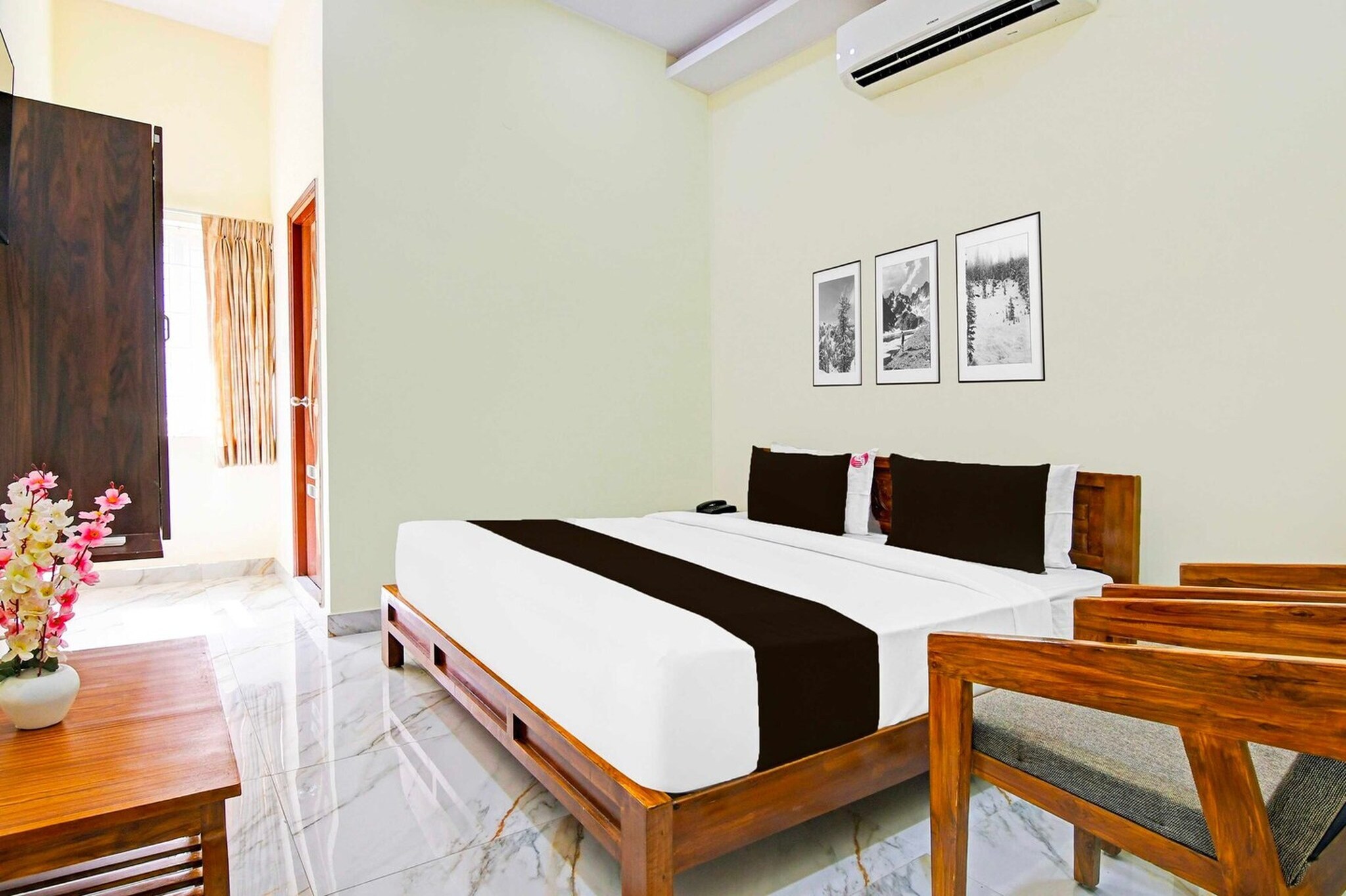 Ground floor: (bedroom(double bed, TV, seating area, air conditioning, Towels incl., telephone), bathroom(bathtub or shower, shower, washbasin, toilet, shampoo, body soap, hot water), Parking)