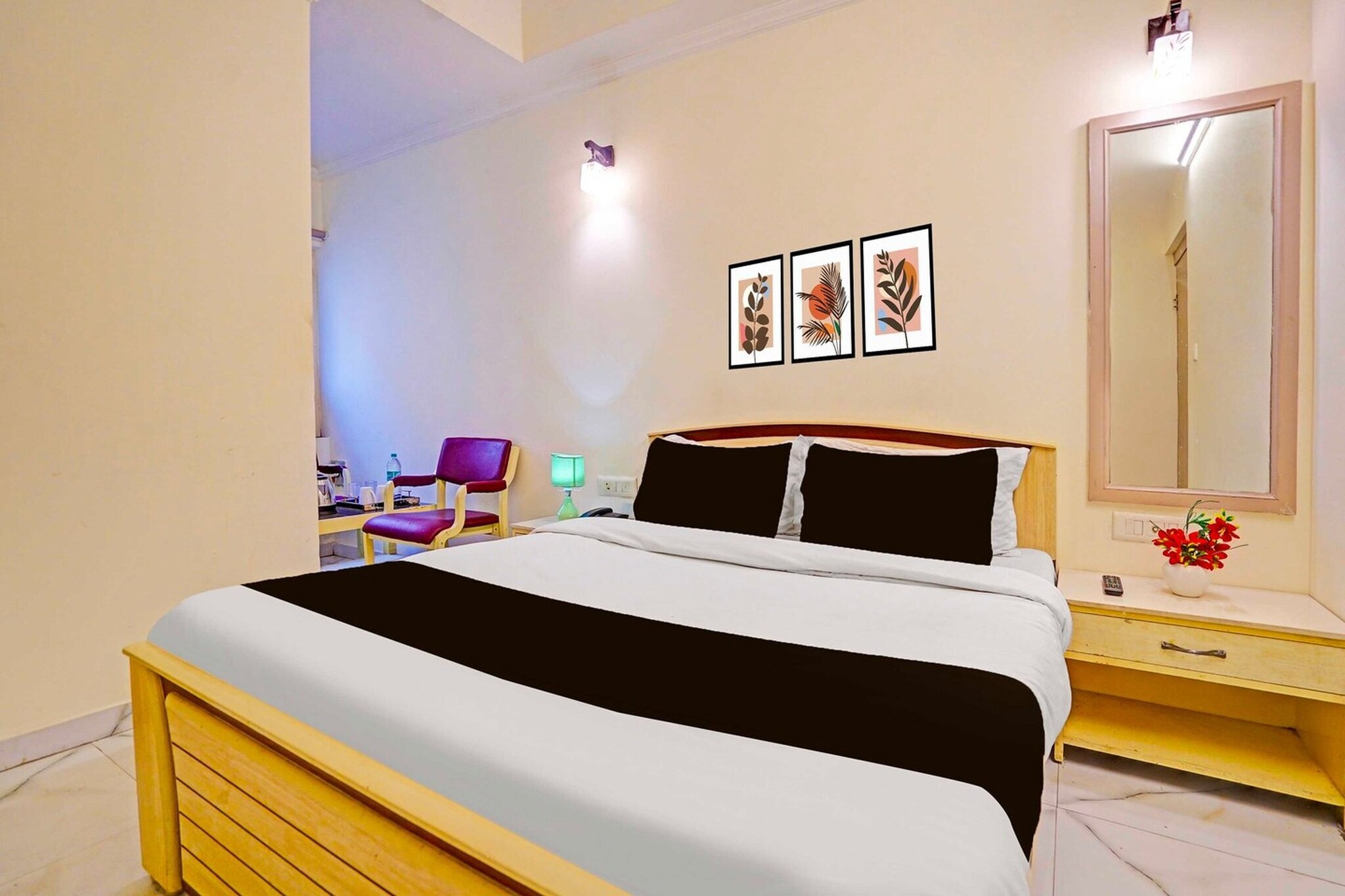 Ground floor: (bedroom(double bed, TV, seating area, air conditioning, Towels incl., telephone), bathroom(bathtub or shower, shower, washbasin, toilet, shampoo, body soap, hot water))