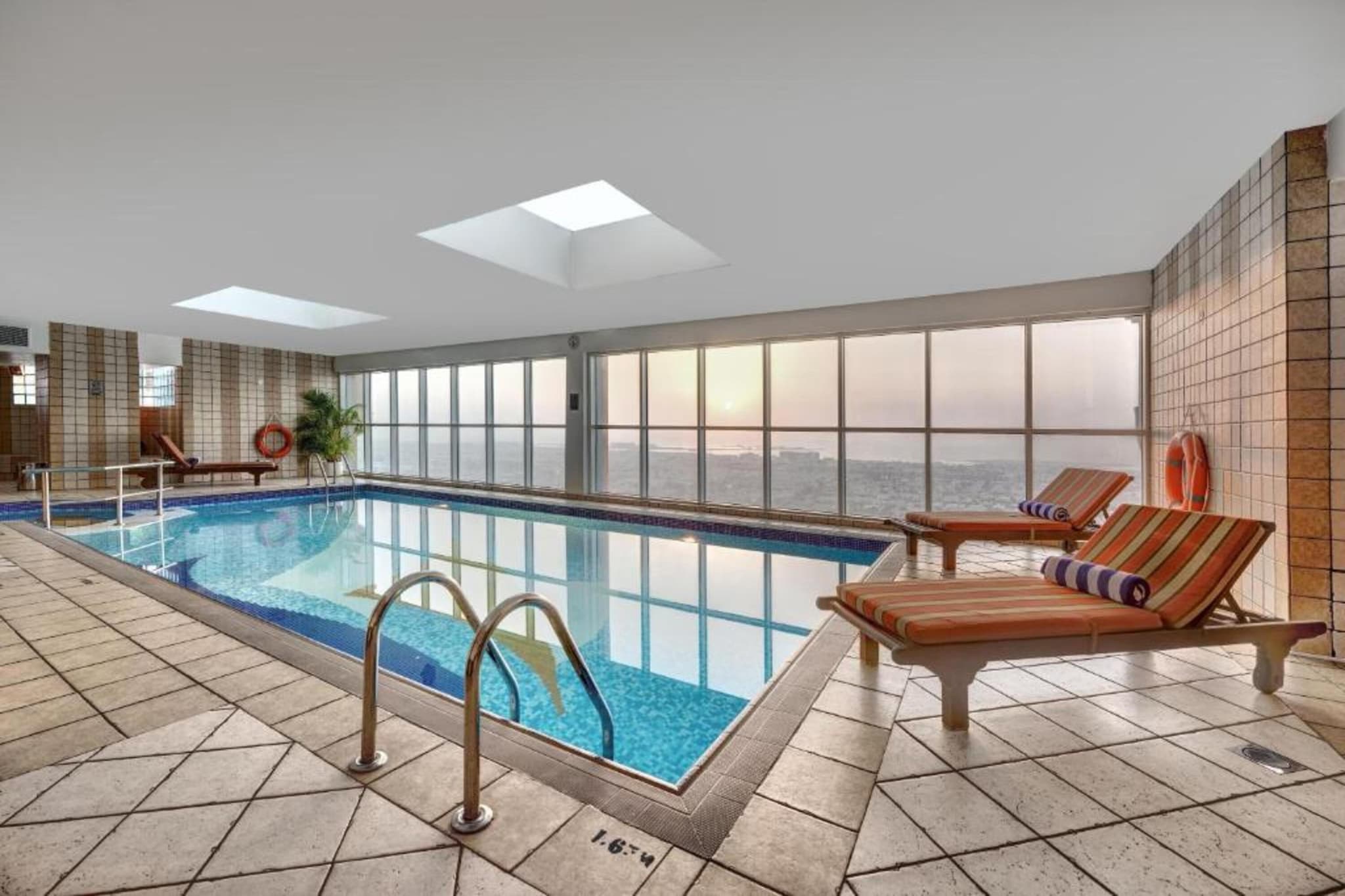 Club King Rooms Near Dubai Metro with Amenities