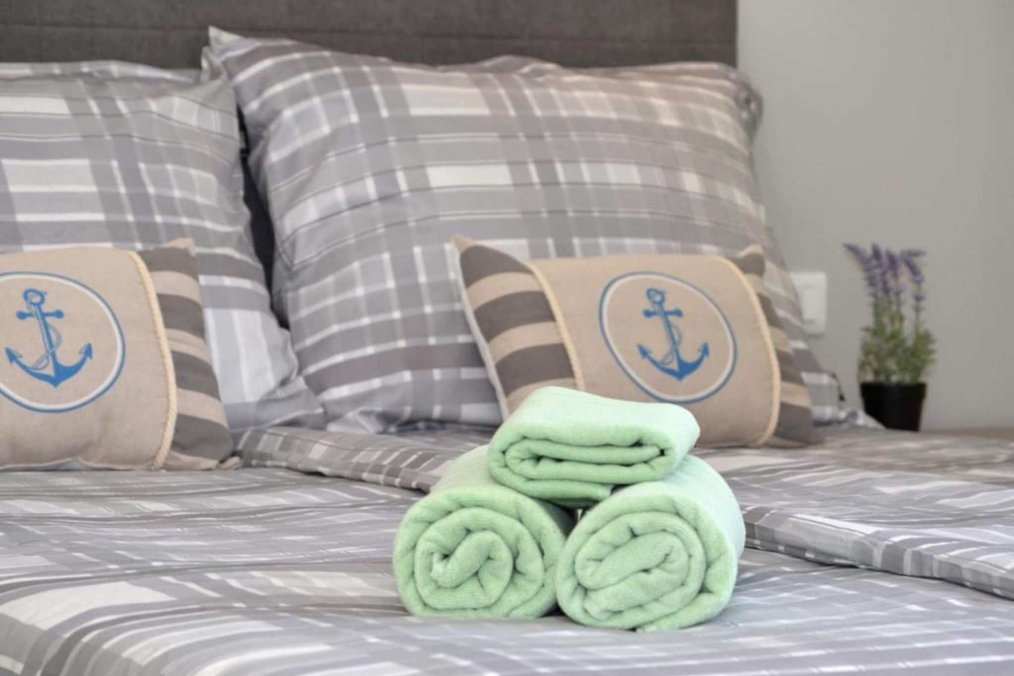 Apartment Sunshine Trogir - Three Bedroom Apartment with Balcony-Slaapkamer