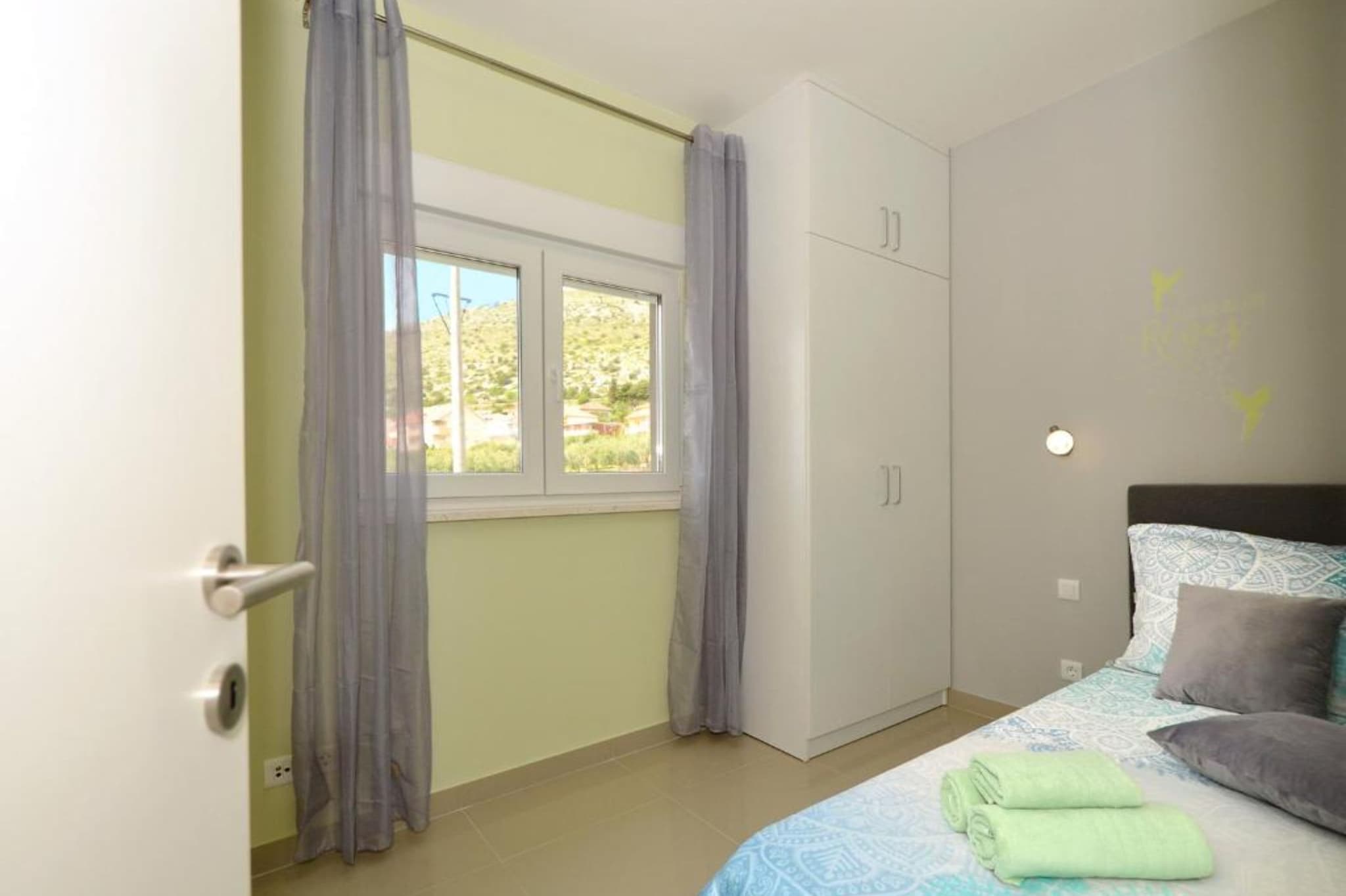 Apartment Sunshine Trogir - Three Bedroom Apartment with Balcony-Slaapkamer