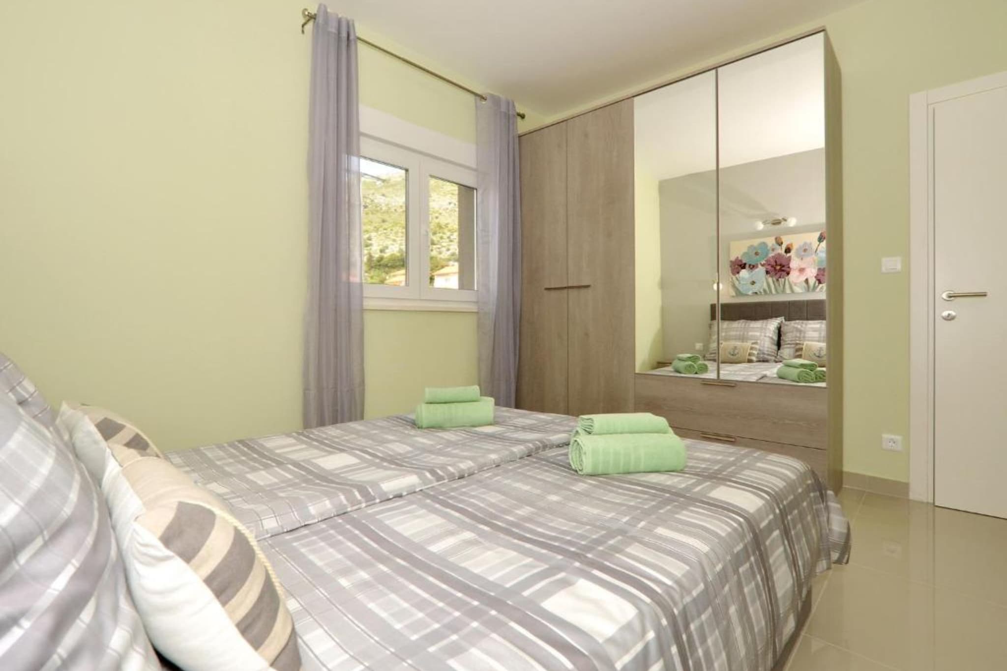 Apartment Sunshine Trogir - Three Bedroom Apartment with Balcony-Slaapkamer