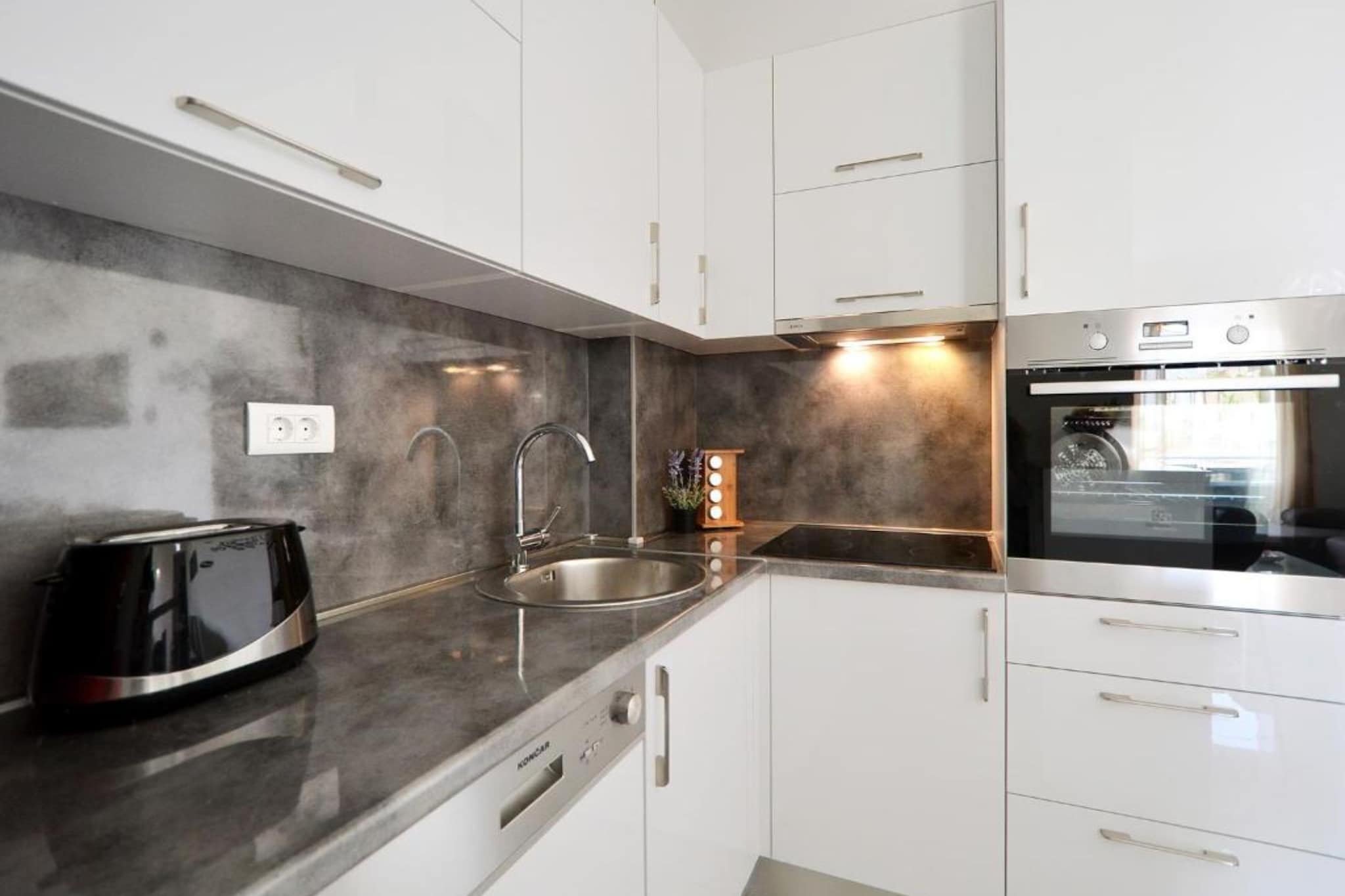 Apartment Sunshine Trogir - Three Bedroom Apartment with Balcony-Keuken