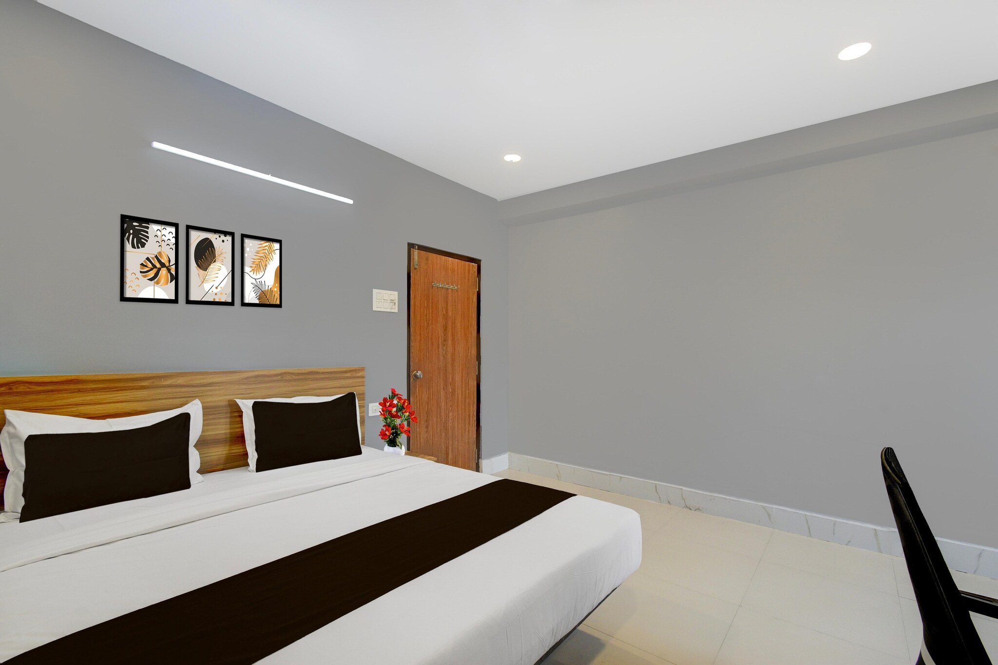 Hyderabad offers 4-star comfort with free WiFi, air-conditioning, and private bathrooms. Each room includes a work desk, seating area, TV, and free toiletries.
Convenient Facilities: Guests benefit from a 24-hour front desk, housekeeping service, family rooms, room service, and luggage storage. Additional amenities include a work desk, seating area, TV, and free toiletries.
Prime Location: Located 38 km from Rajiv Gandhi International Airport, the hotel is near attractions such as Snow World (18 km), Jalavihar (19 km), and Charminar (23 km). English and Hindi are spoken at reception.
Early Check-In Policy: A full dayç—´ room rate will be charged for check-ins before 6:00 AM. Complimentary early check-in is available between 6:00 AM and 10:00 AM, subject to room availability.
Check-in is only available to guests aged 18 and above. Please provide a government-issued ID to confirm your age.