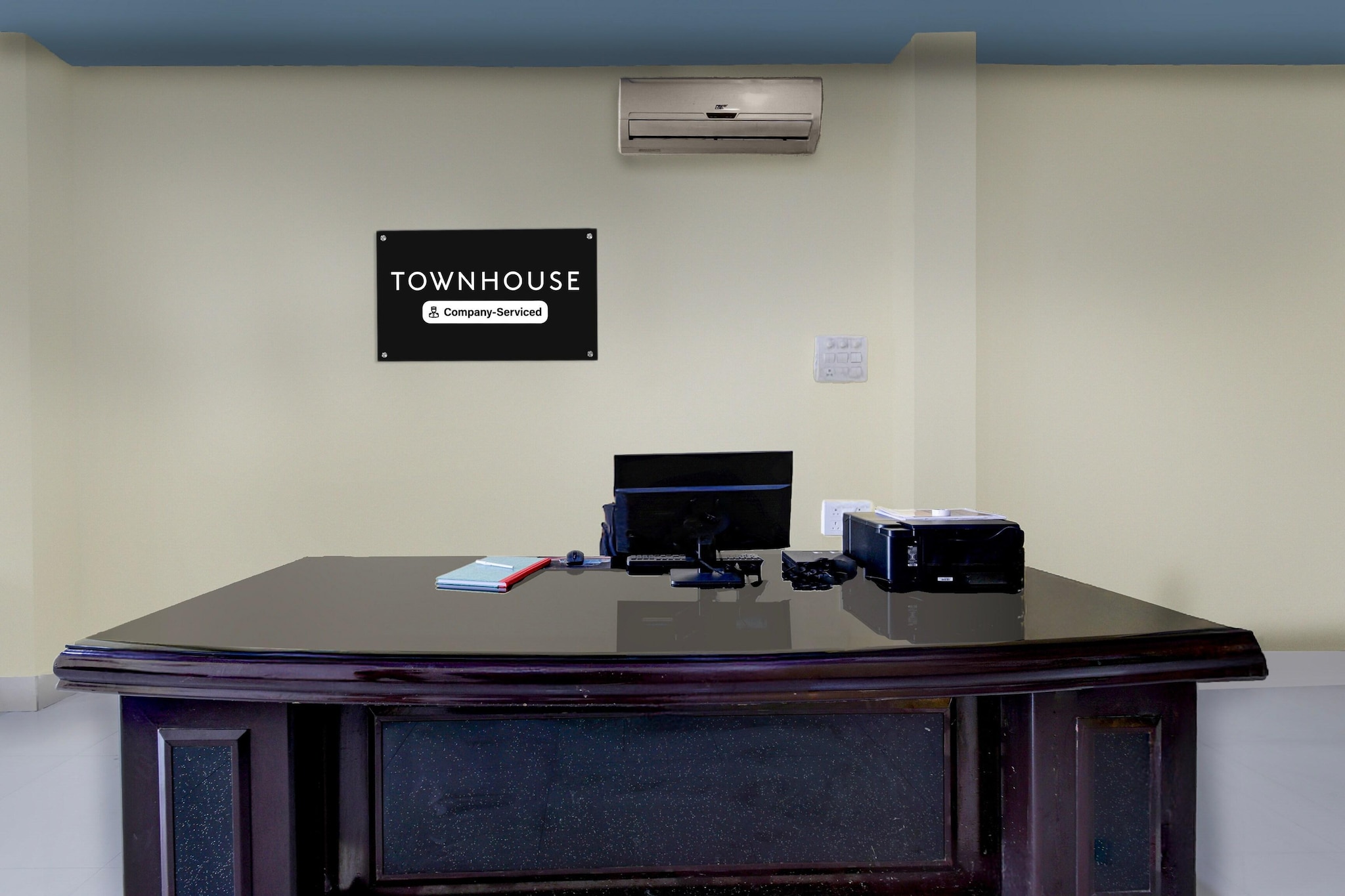 Ground floor: (bedroom(double bed, TV, seating area, air conditioning, telephone, Floor mattress), bathroom(bathtub or shower, shower, washbasin, toilet, Towels incl., shampoo, body soap, hot water), parking, lift)