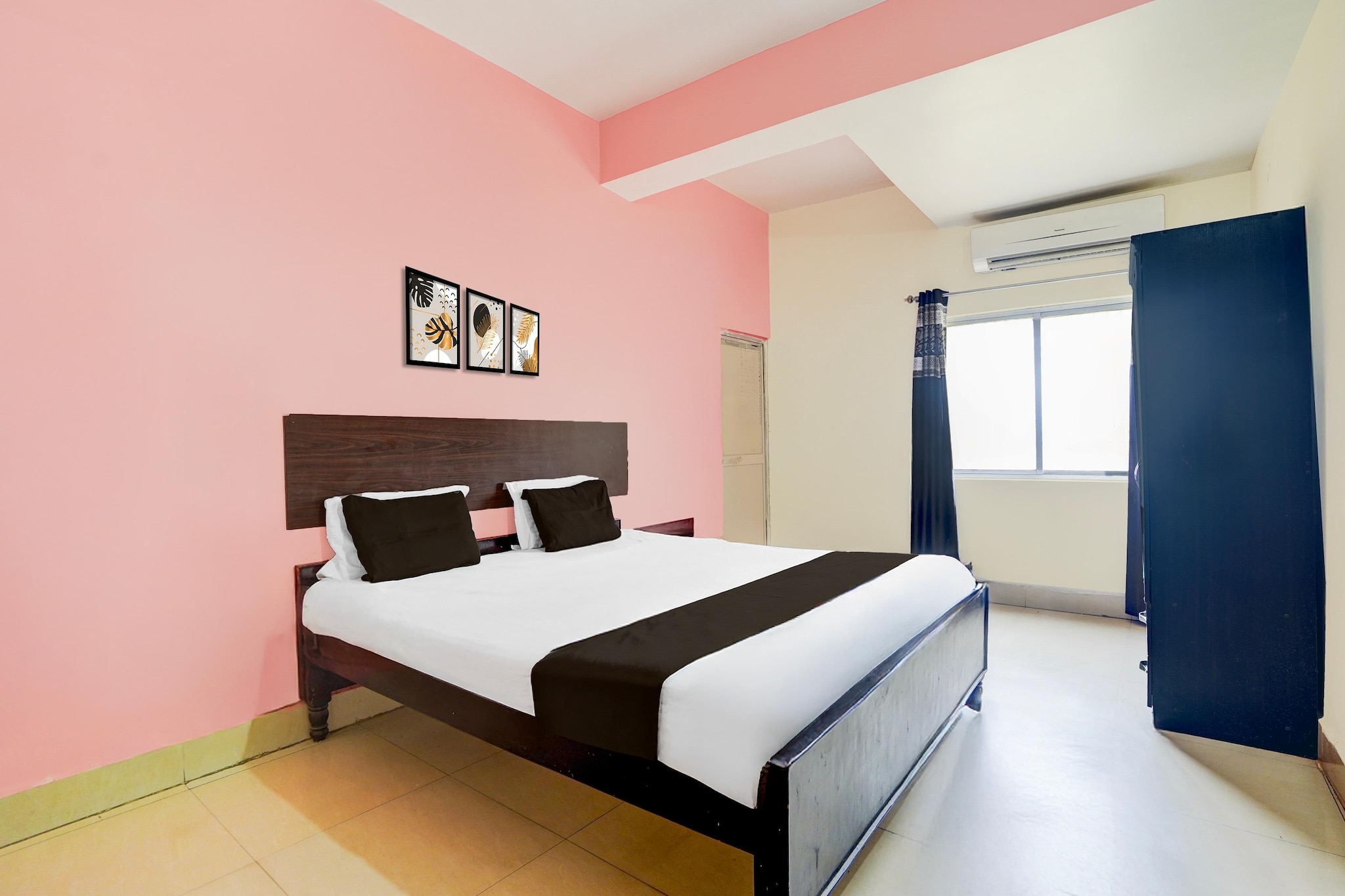 Comfortable Accommodations: Hotel O Bairiya Bus Terminal Formerly Awadh Palace in Patna offers family rooms with air-conditioning, private bathrooms, and free WiFi. Each room includes a work desk, seating area, TV, and free toiletries.

Convenient Facilities: Guests benefit from a lift, 24-hour front desk, housekeeping service, room service, and luggage storage. The hotel provides free toiletries, bath or shower, tiled floors, and wardrobes for added comfort.

Prime Location: Located 12 km from Jay Prakash Narayan Airport and 7 km from Patna Railway Station, the hotel is situated in Akshaya Nagar, Pahari. English and Hindi are spoken at reception.

Unmarried couples are warmly welcome at this property.
Guests with local ID proof are warmly welcome.
Apologies, but we are currently unable to host foreign nationals at this property.
Early Check-In Policy: A full dayâ€™s room rate will be charged for check-ins before 6:00 AM. Complimentary early check-in is available between 6:00 AM and 10:00 AM, subject to room availability.

Check-in is only available to guests aged 18 and above. Please provide a government-issued ID to confirmÂ yourÂ age.
