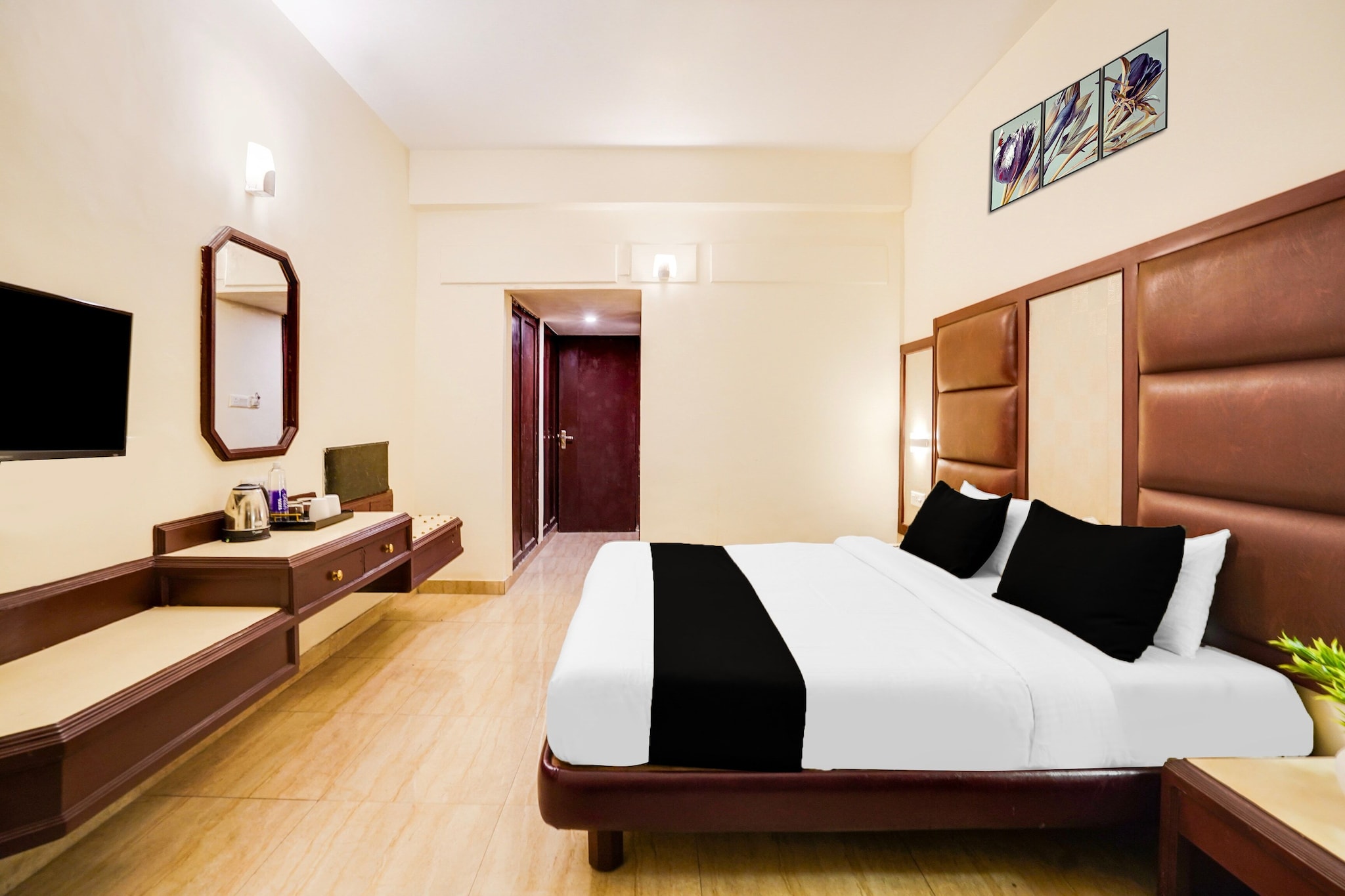 Super Townhouse Oak Silver City Chowk