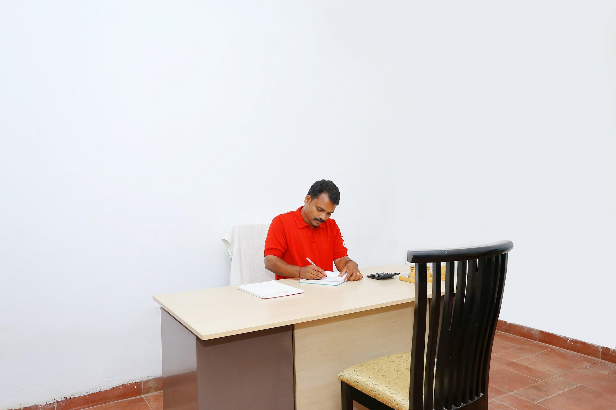 Ground floor: (bedroom(double bed, TV, seating area, air conditioning, telephone), bathroom(bathtub or shower, shower, washbasin, toilet, Towels incl., shampoo, body soap, hot water), swimming pool(shared with other guests))